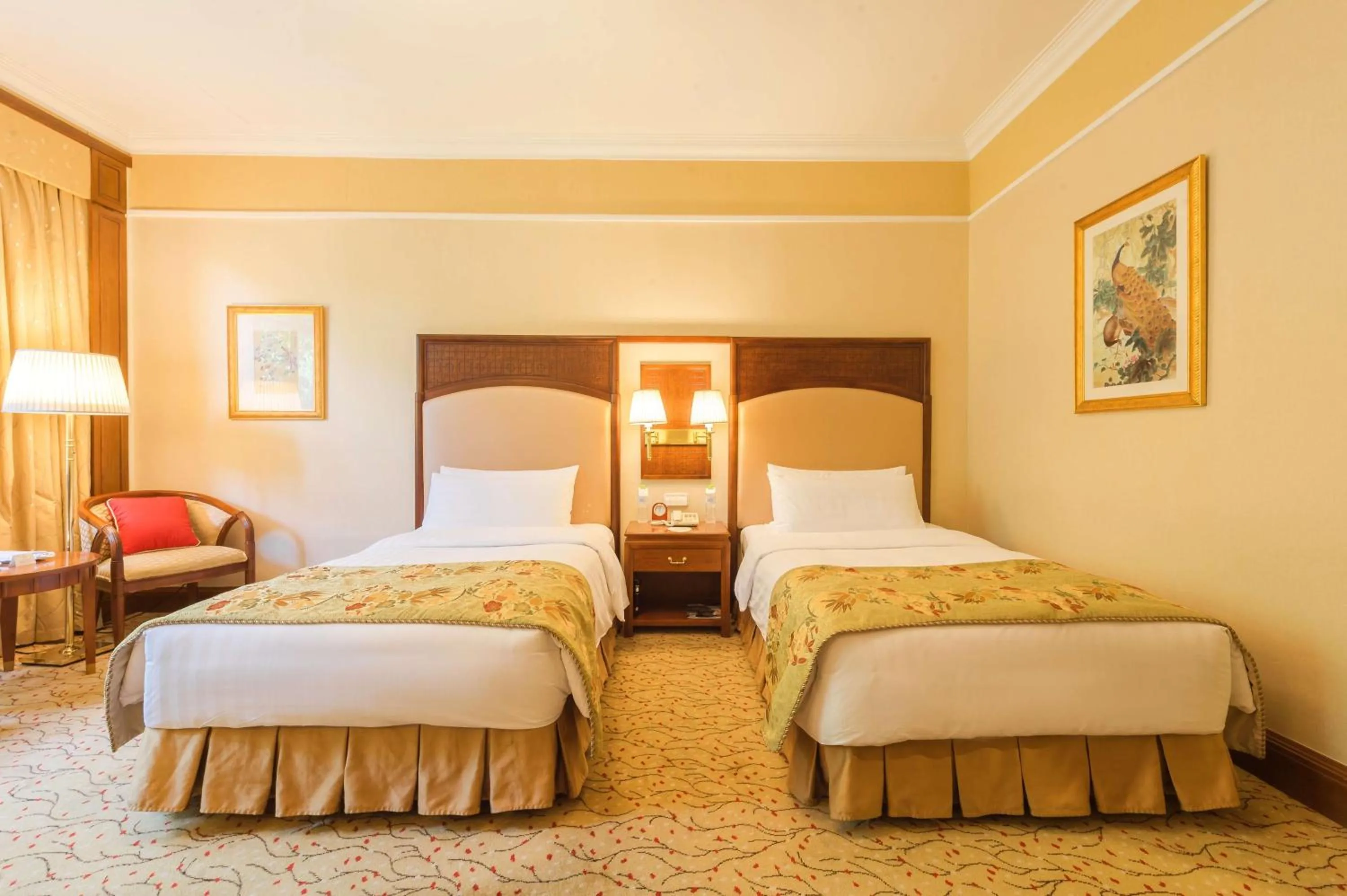 Photo of the whole room, Bed in Shangri-La Hangzhou - The back garden of West Lake