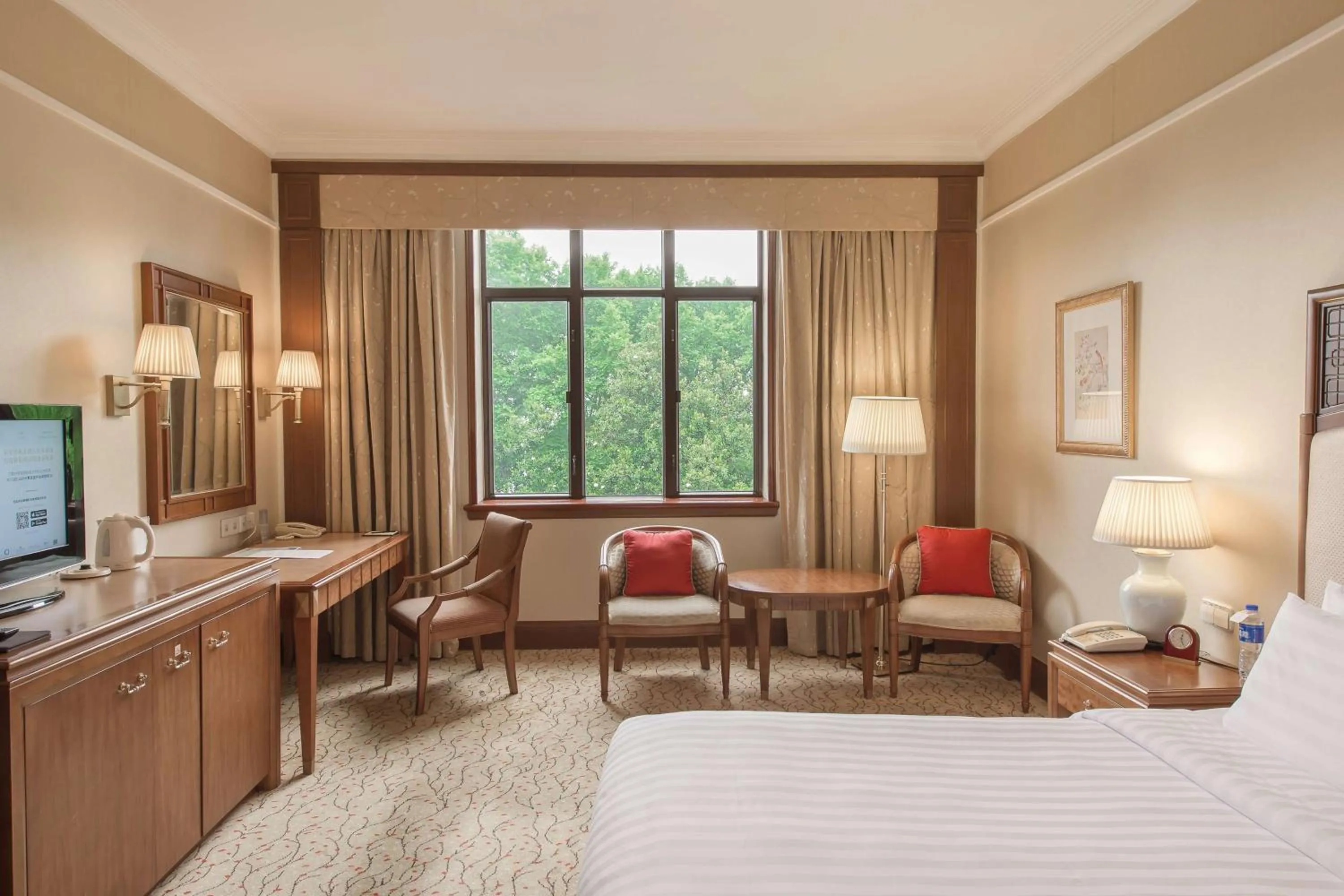 Photo of the whole room, Bed in Shangri-La Hangzhou - The back garden of West Lake