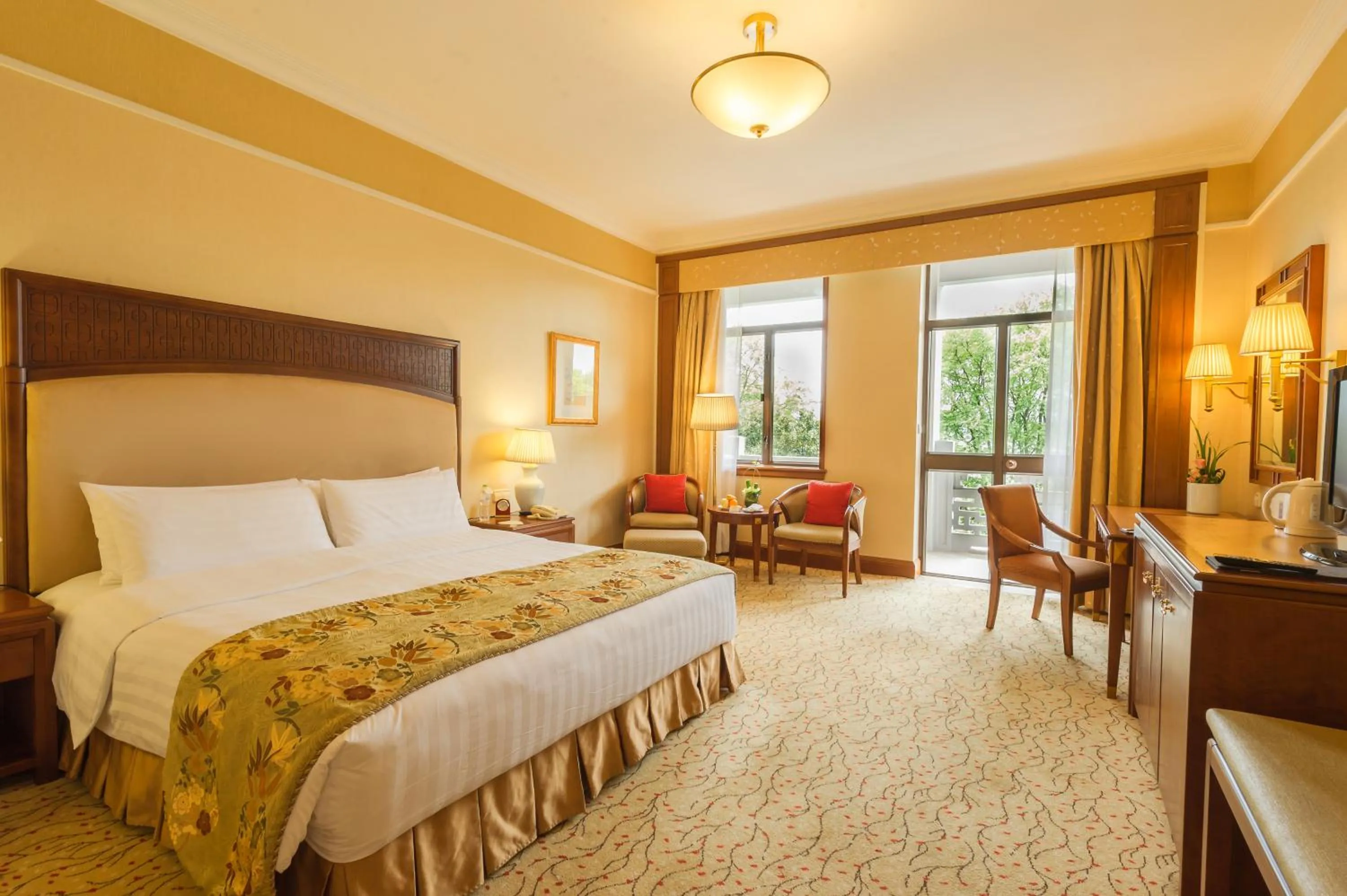 Decorative detail, Bed in Shangri-La Hangzhou - The back garden of West Lake