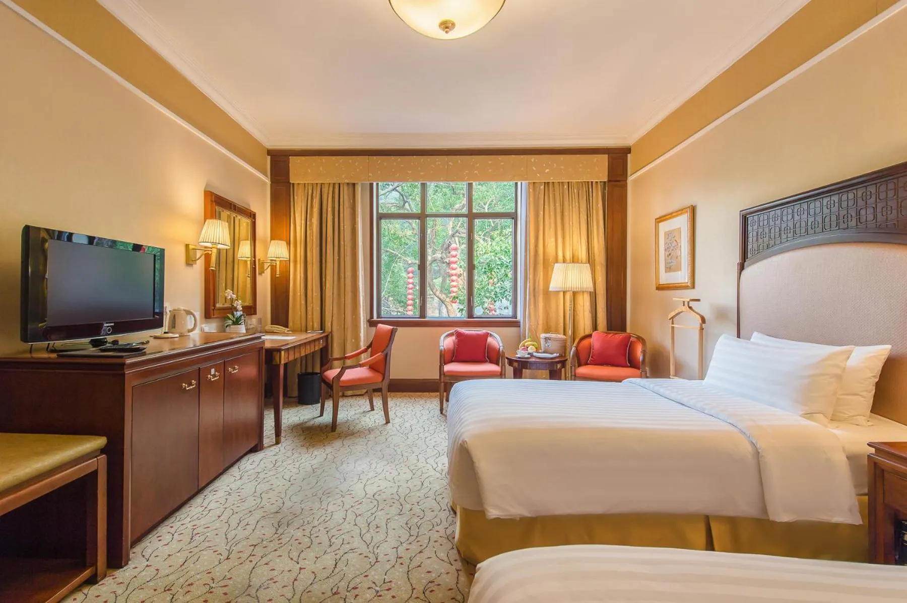 Mountain view, Bed in Shangri-La Hangzhou - The back garden of West Lake