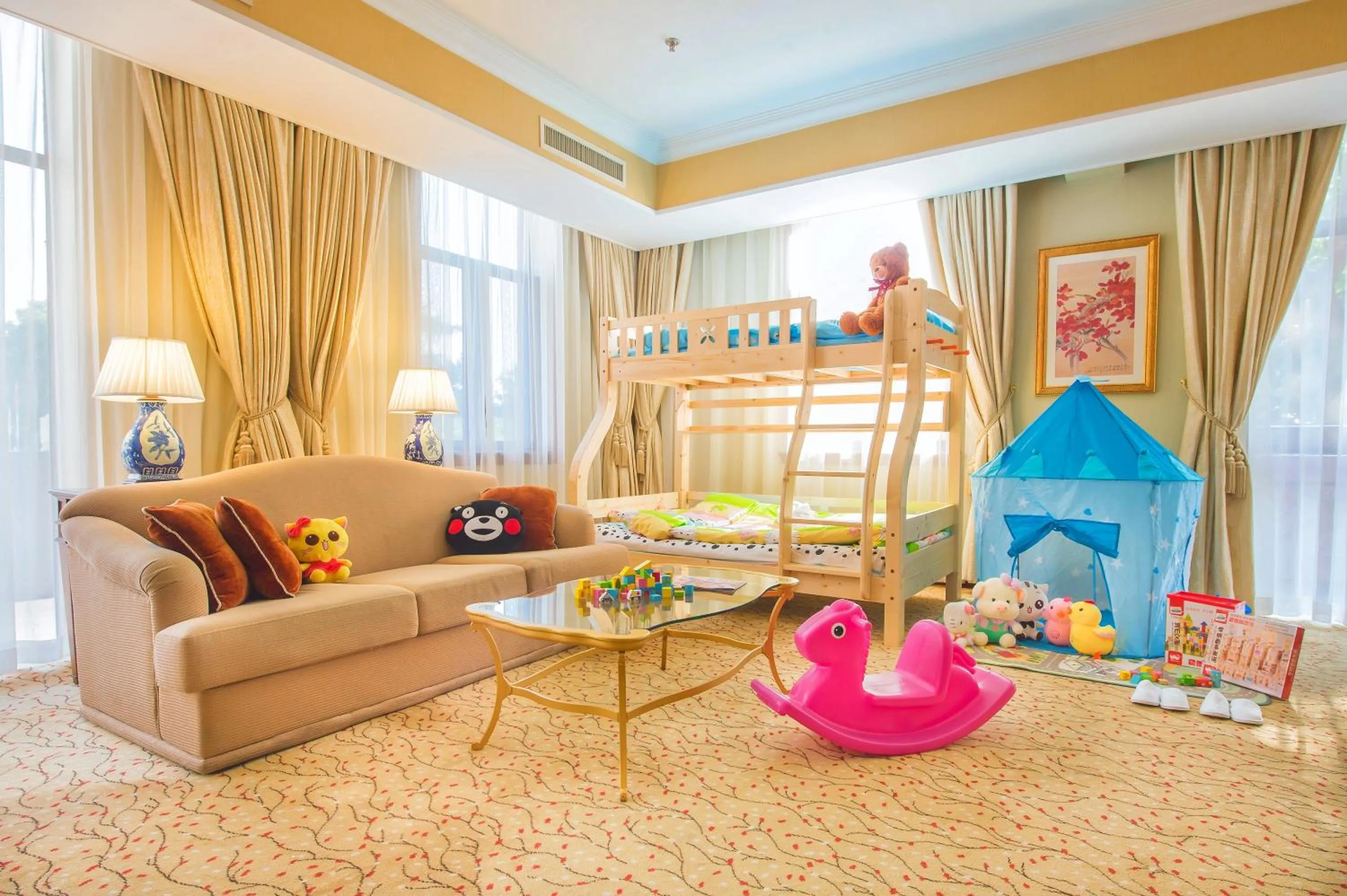 Living room in Shangri-La Hangzhou - The back garden of West Lake