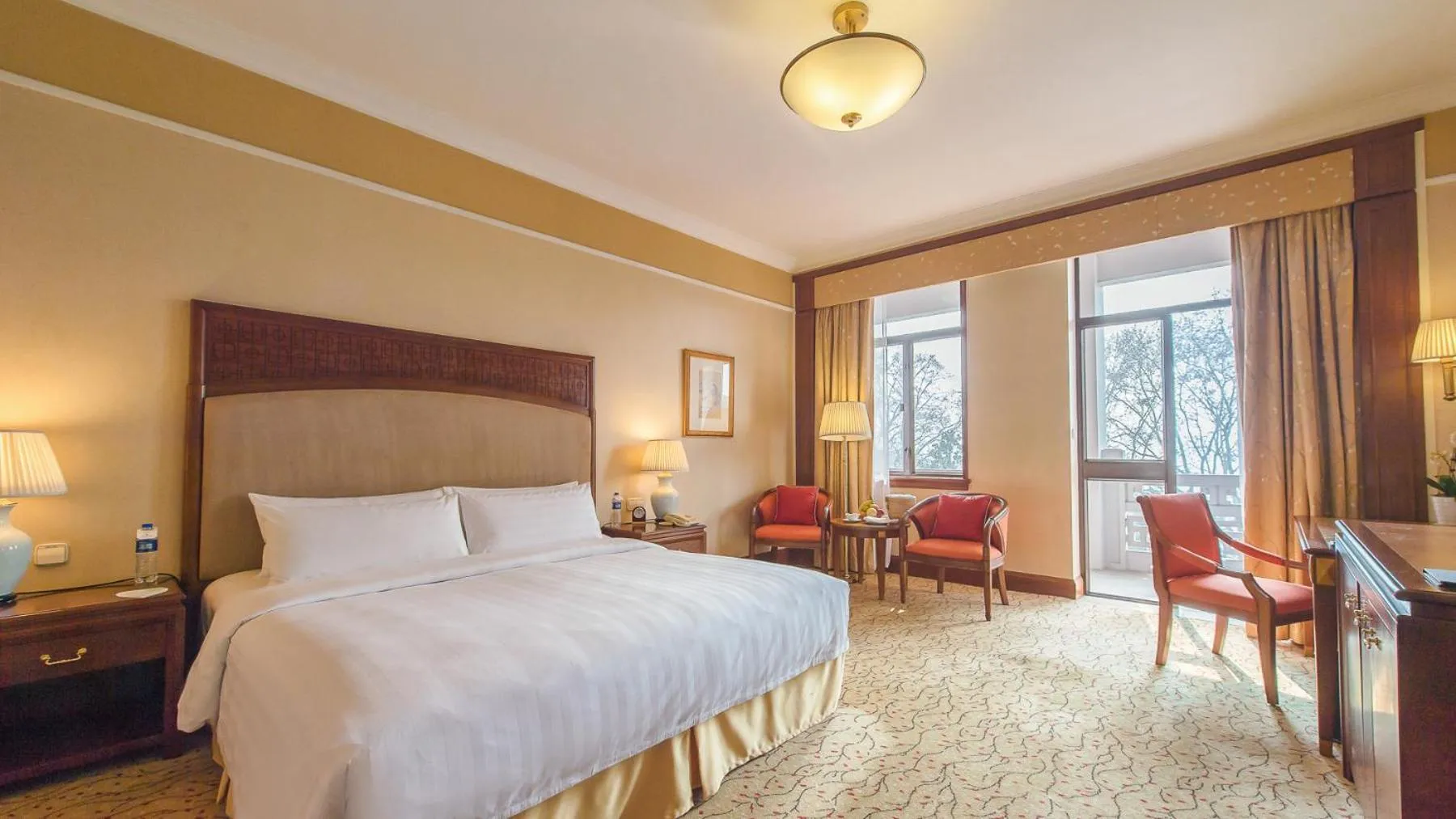 Garden view, Bed in Shangri-La Hangzhou - The back garden of West Lake