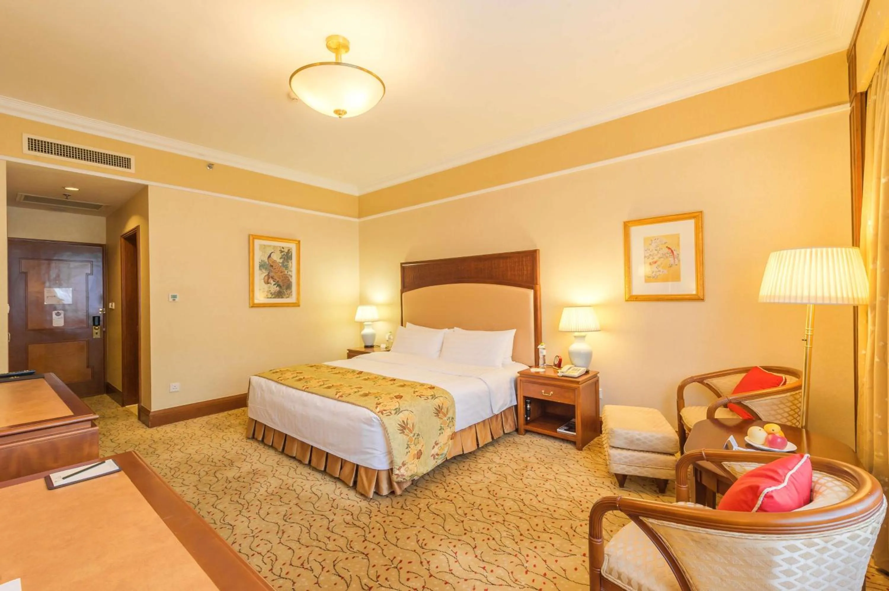 Photo of the whole room, Bed in Shangri-La Hangzhou - The back garden of West Lake