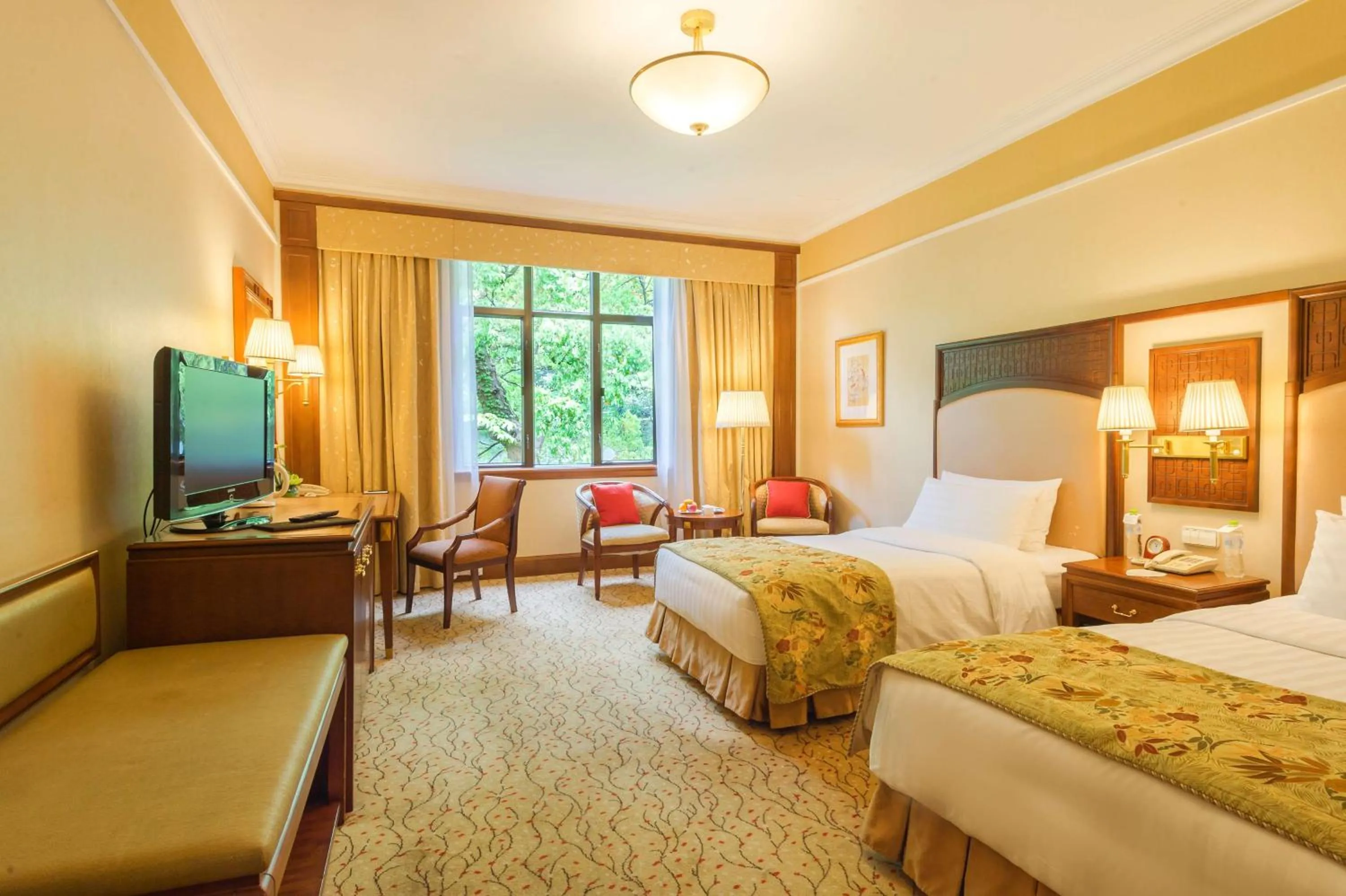 Photo of the whole room, Bed in Shangri-La Hangzhou - The back garden of West Lake