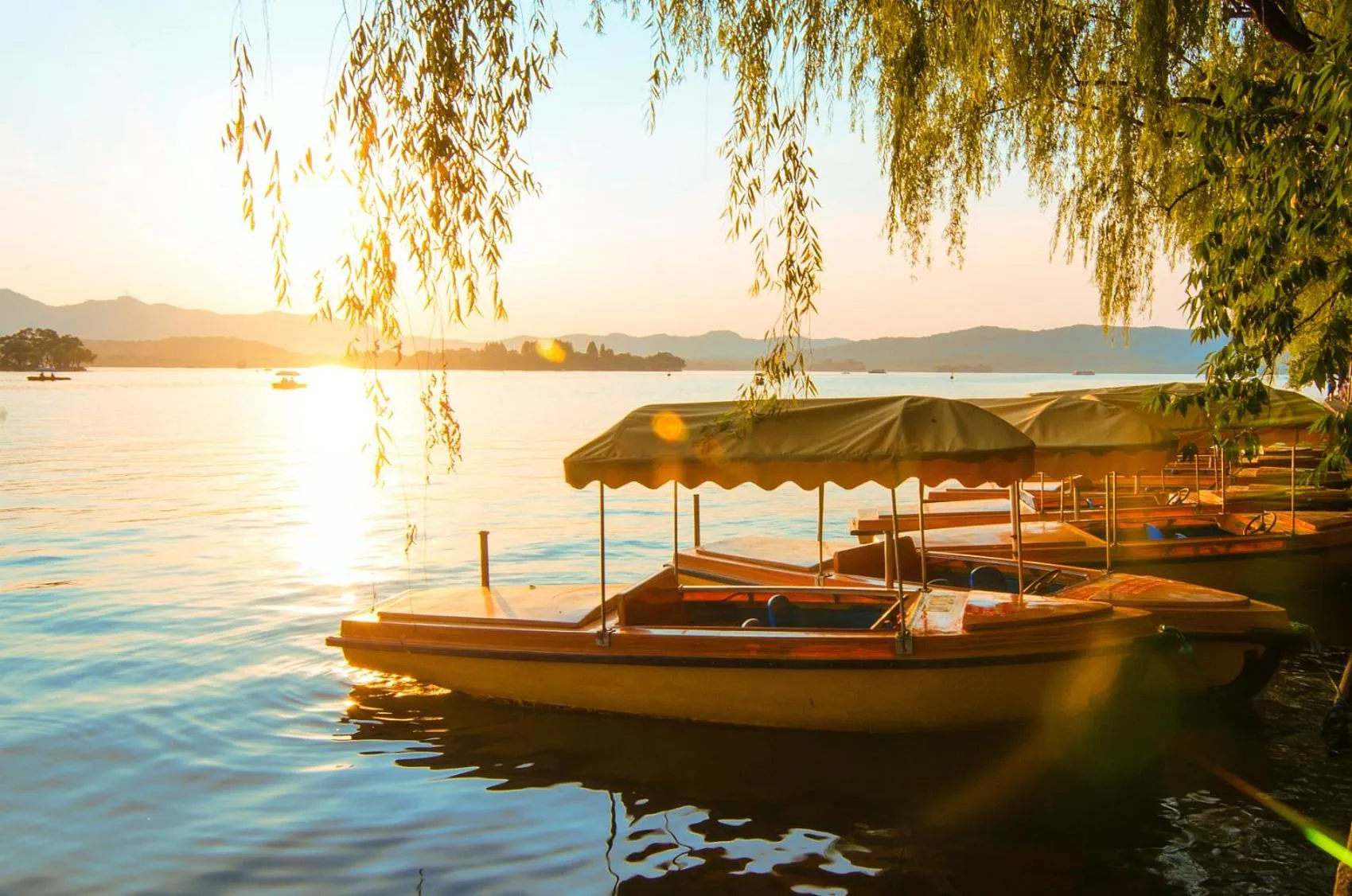 Nearby landmark in Shangri-La Hangzhou - The back garden of West Lake