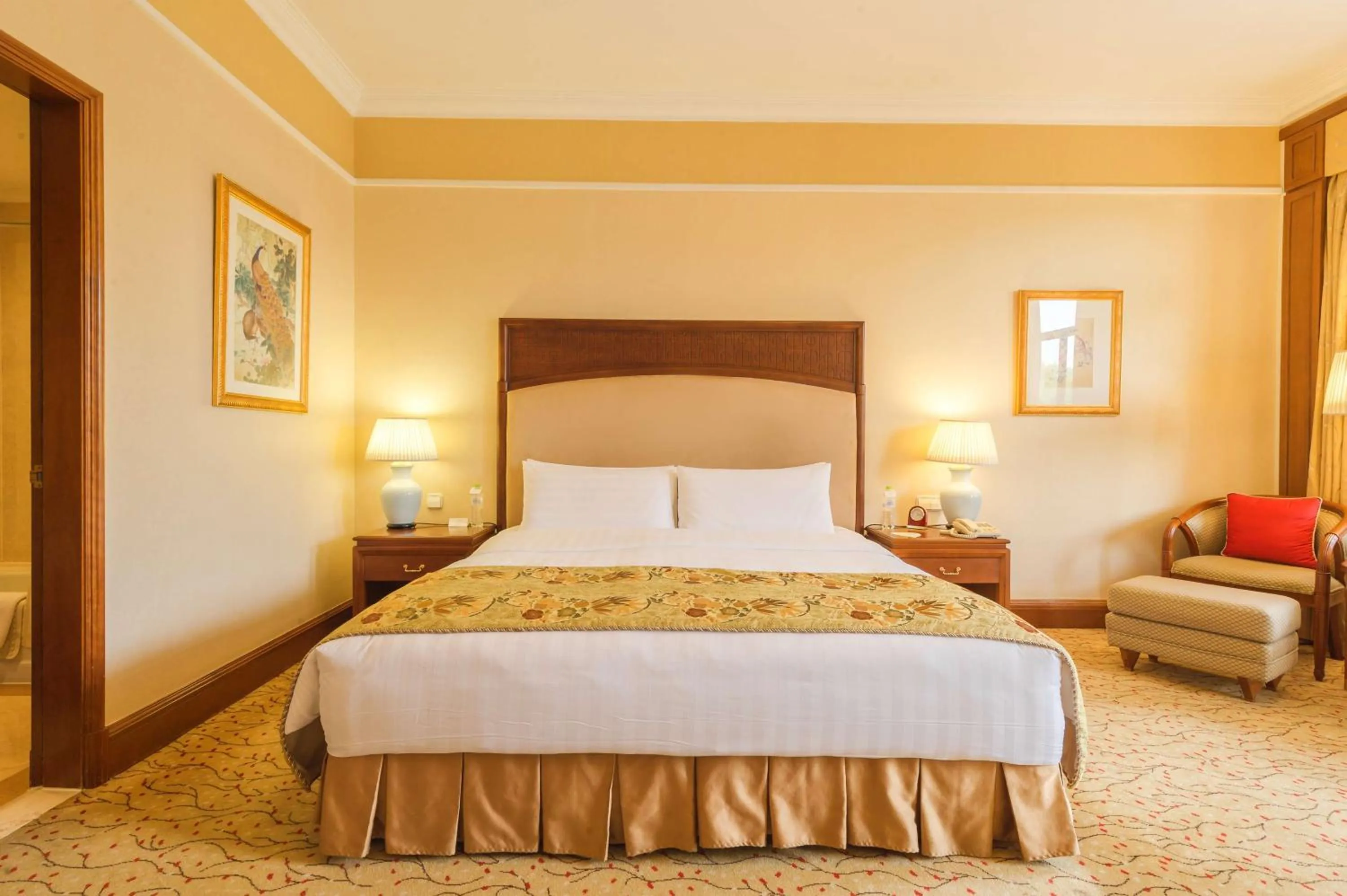 Photo of the whole room, Bed in Shangri-La Hangzhou - The back garden of West Lake