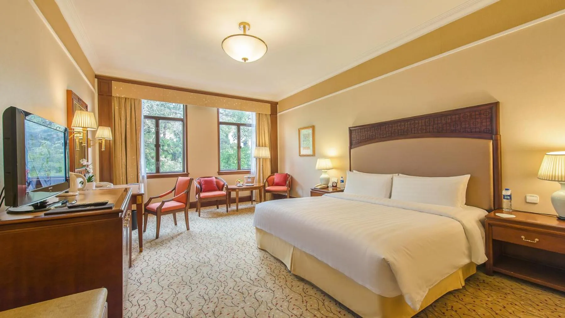 Mountain view, Bed in Shangri-La Hangzhou - The back garden of West Lake