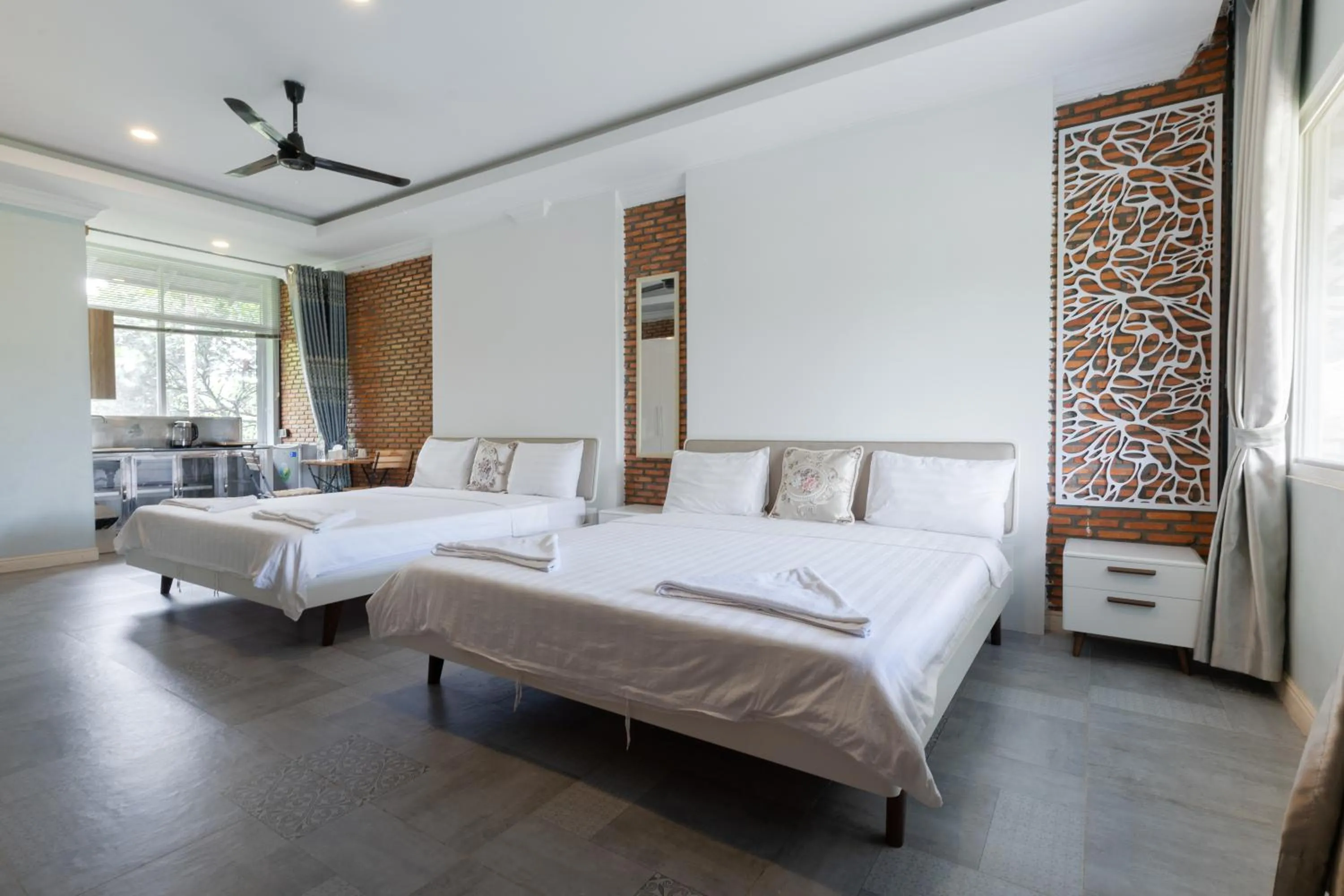 Photo of the whole room, Bed in Sanssouci Kep