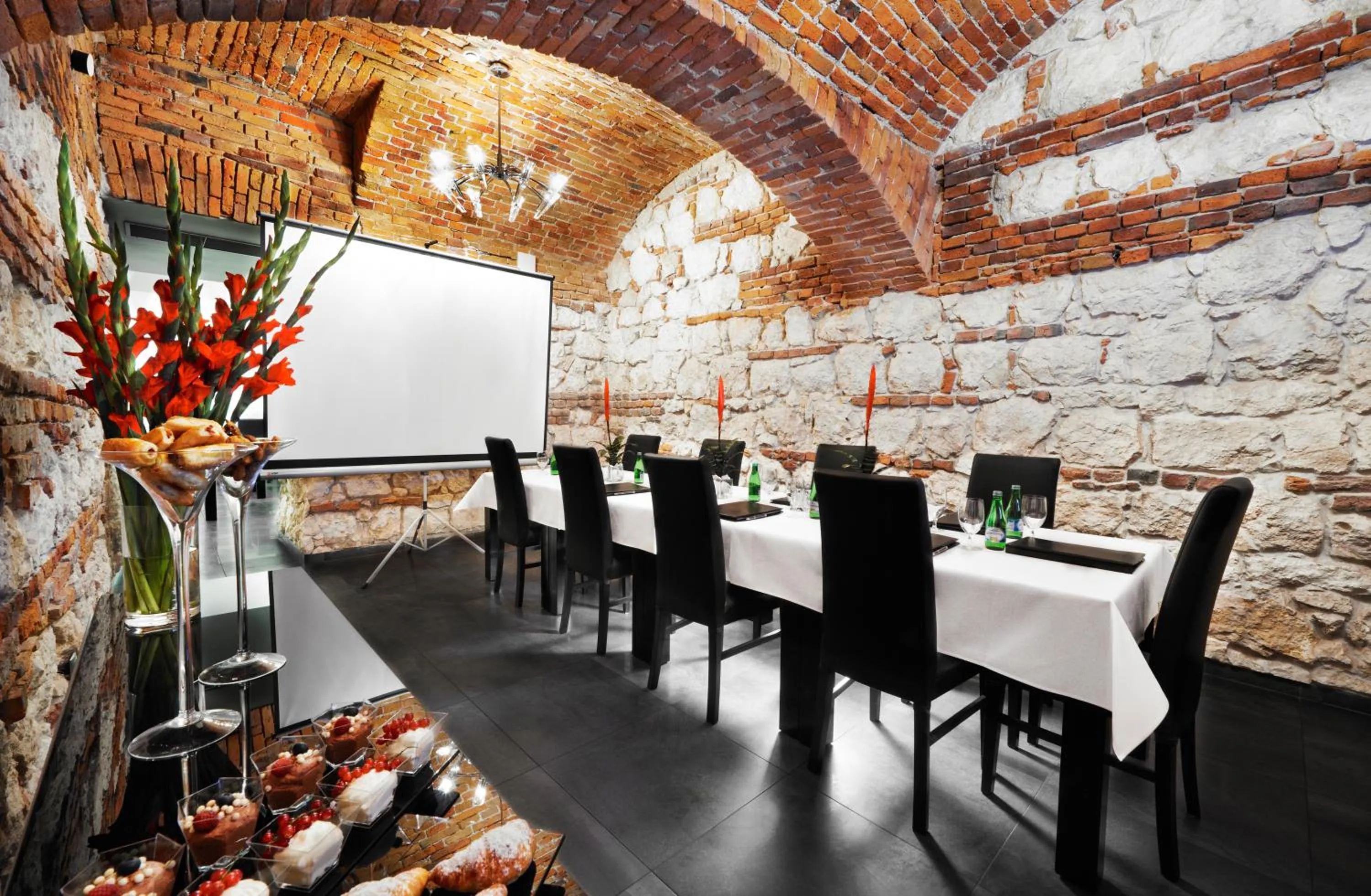 Restaurant/places to eat in Queen Boutique Hotel