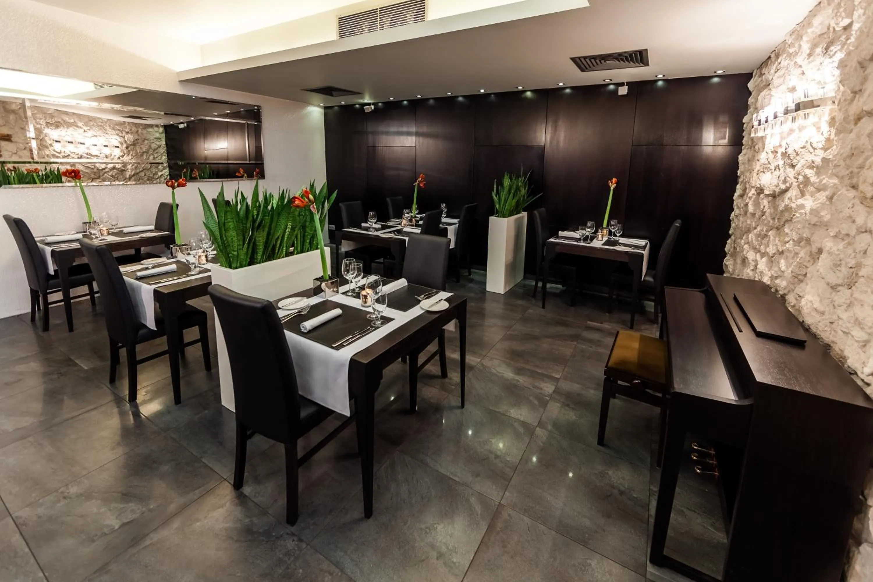 Restaurant/places to eat in Queen Boutique Hotel