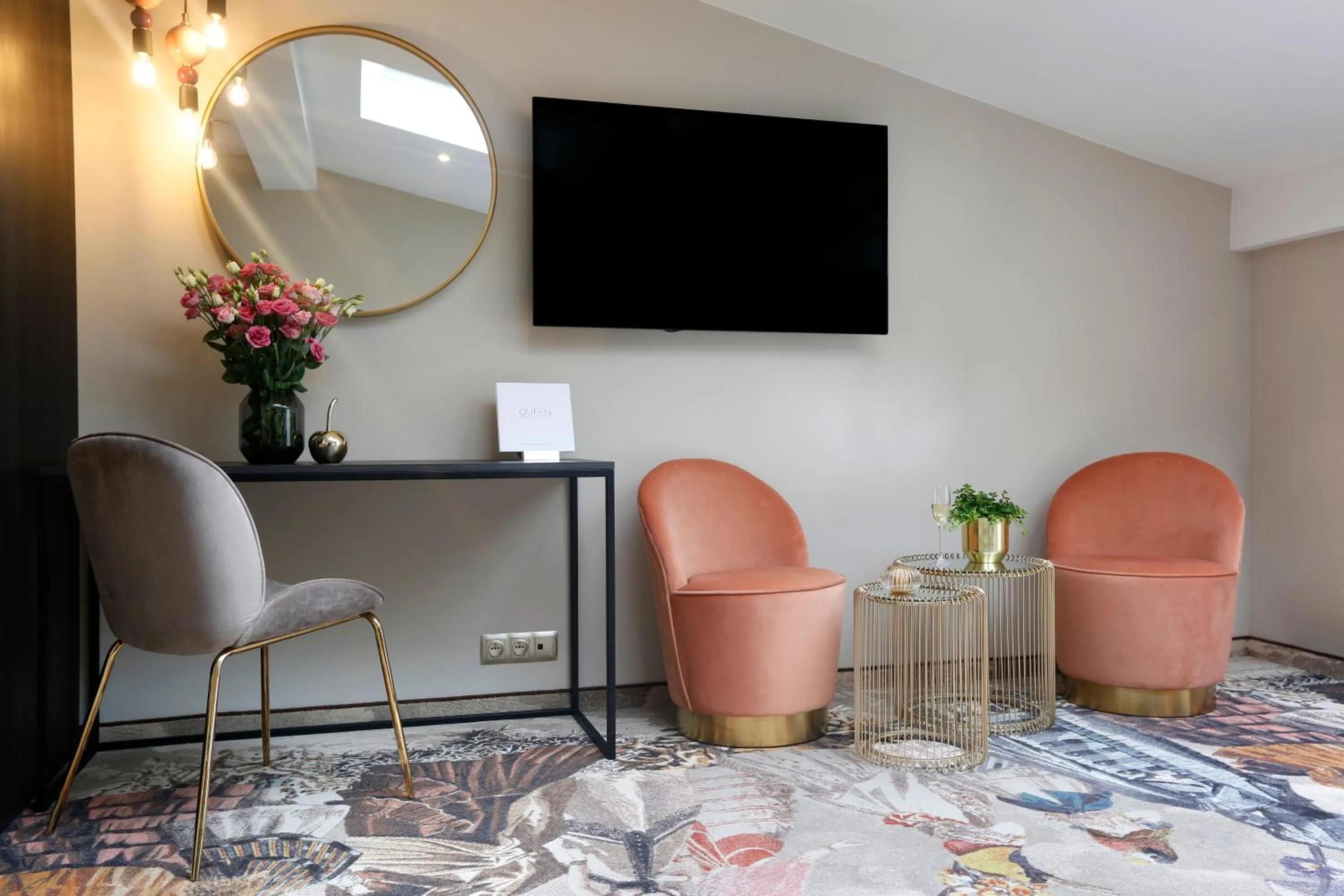 TV and multimedia in Queen Boutique Hotel