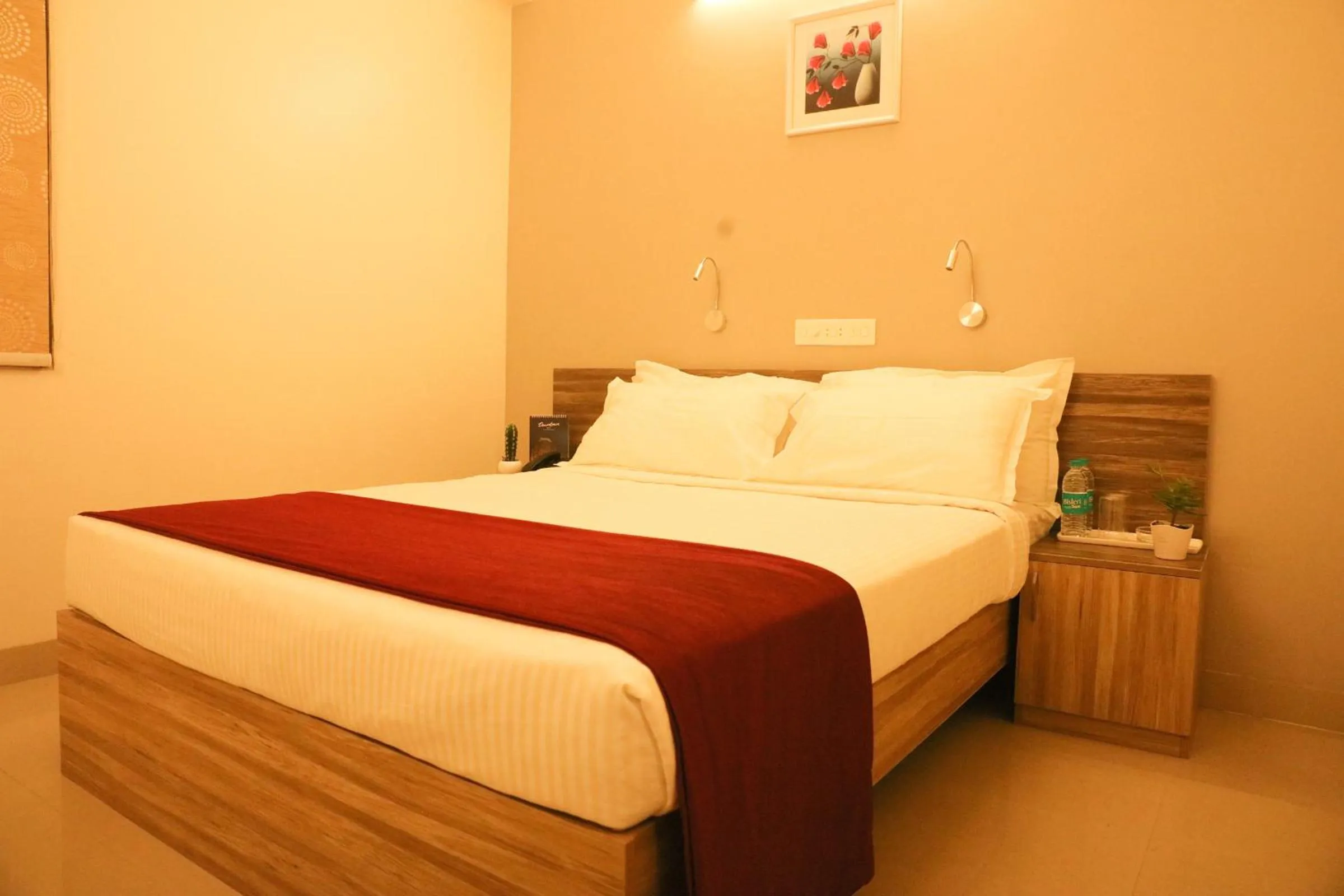 cot, Bed in Downtown Business Hotel