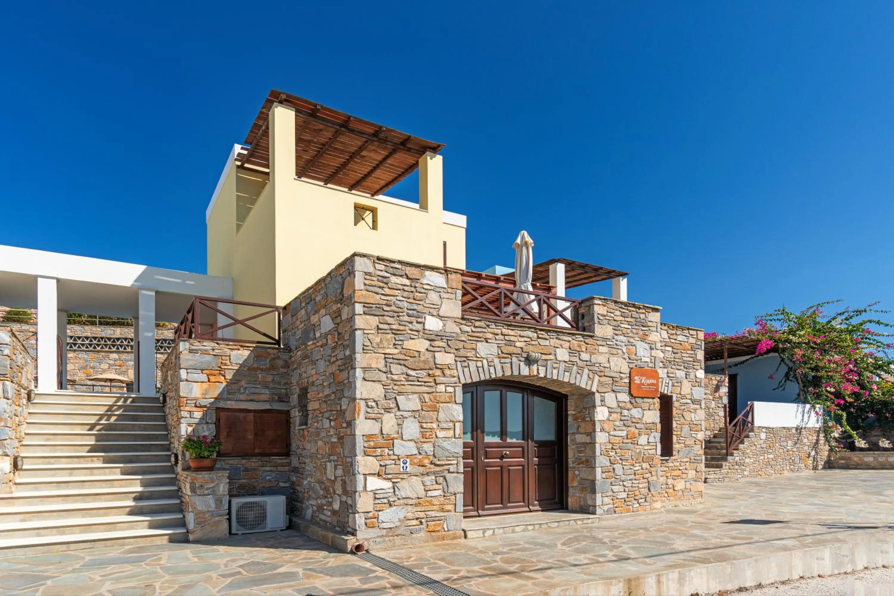 Property building in Reggina's Apartments