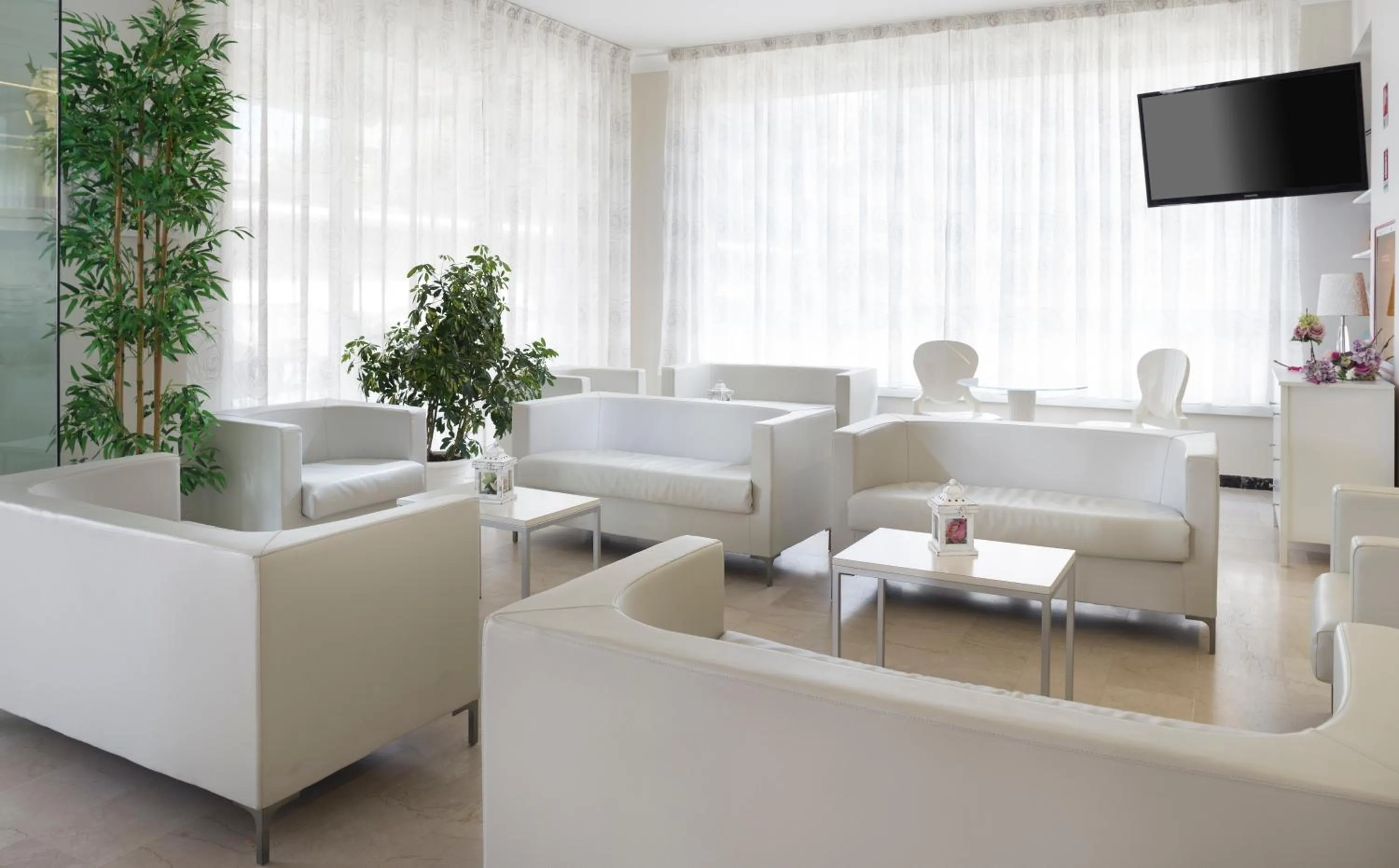 Communal lounge/ TV room in Hotel Radar