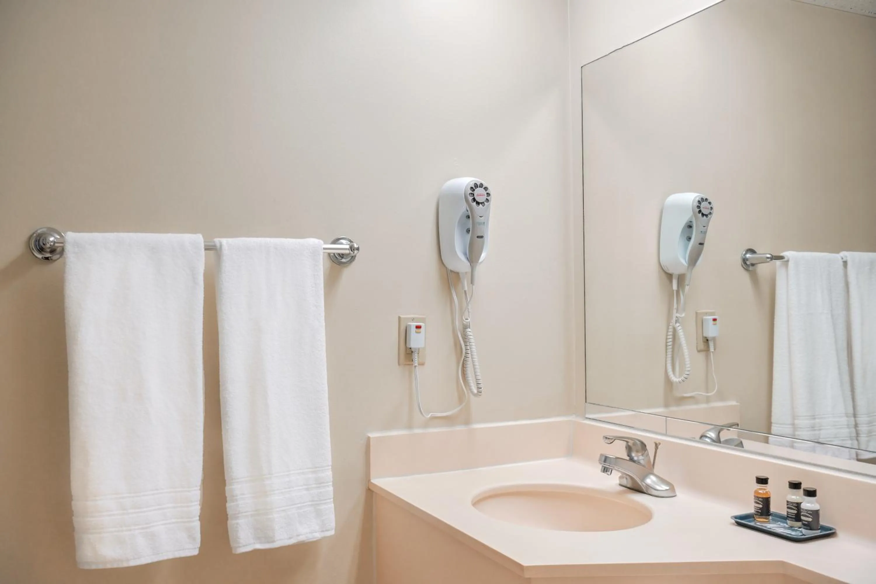 Bathroom in Glendale Express Hotel Los Angeles