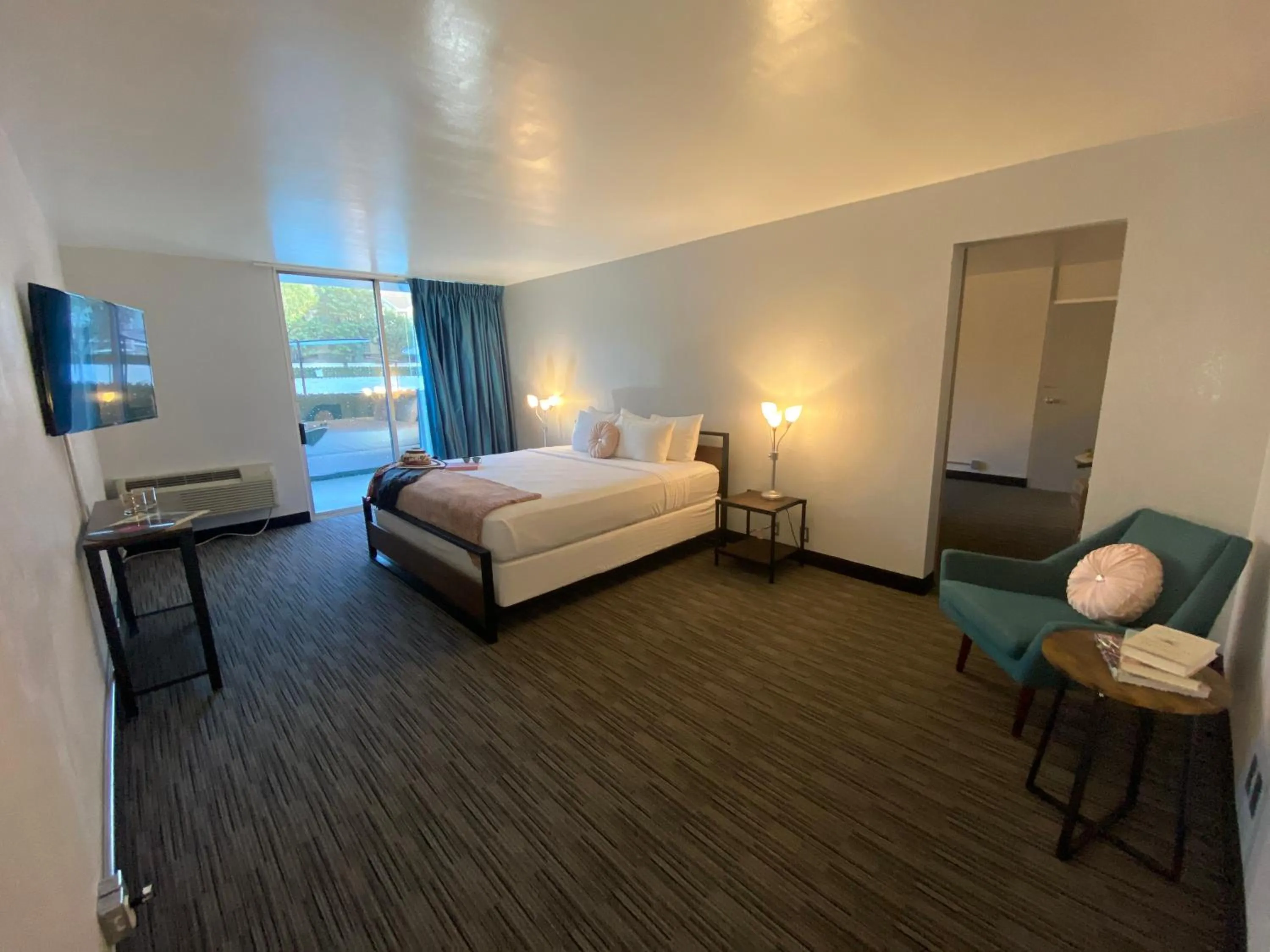 Photo of the whole room, Bed in Glendale Express Hotel Los Angeles