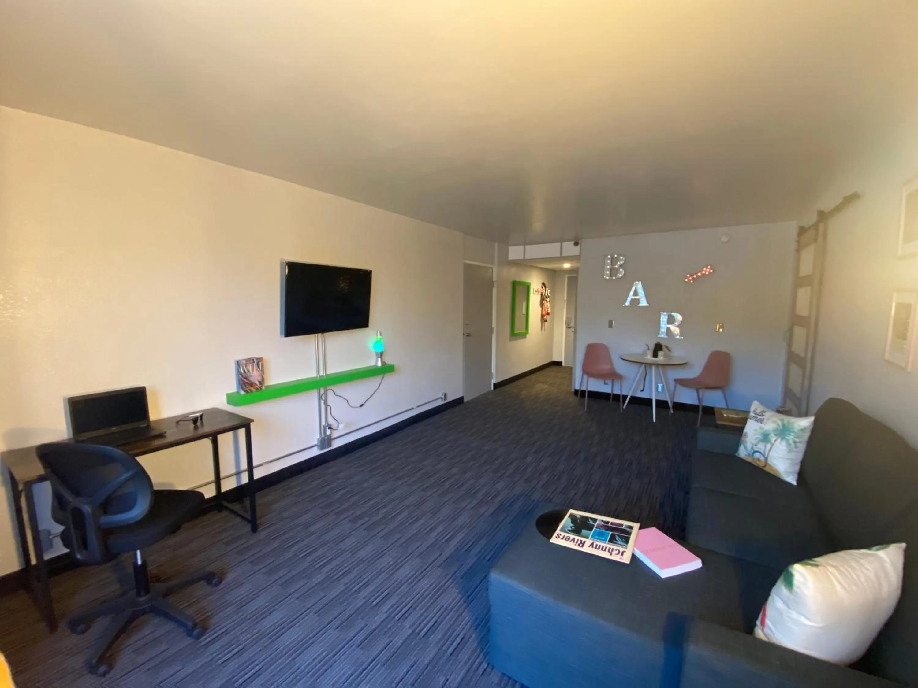 Seating area in Glendale Express Hotel Los Angeles