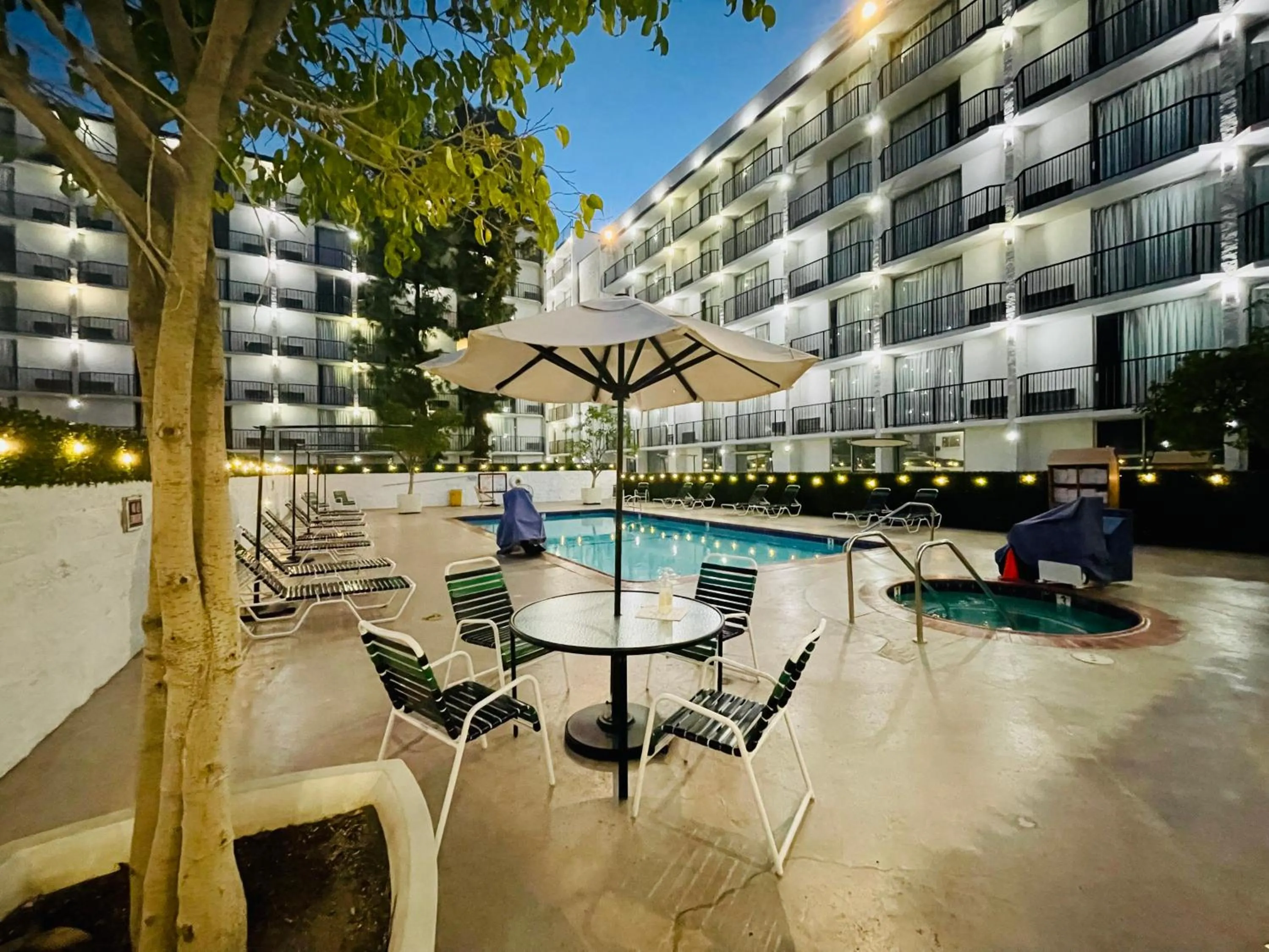 Hot Tub in Glendale Express Hotel Los Angeles