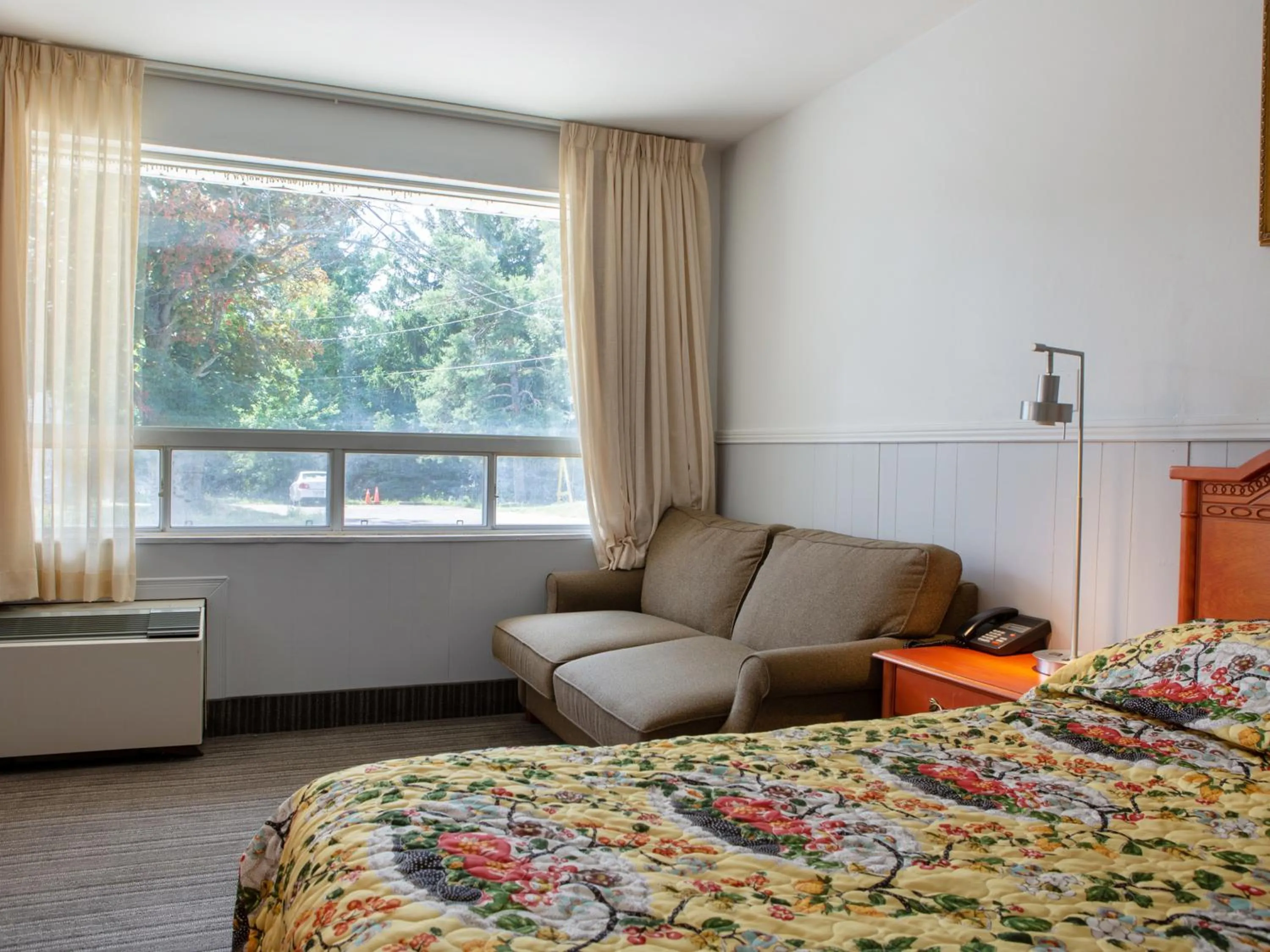 Bedroom in Hotel Richmond Hill Inn ON North