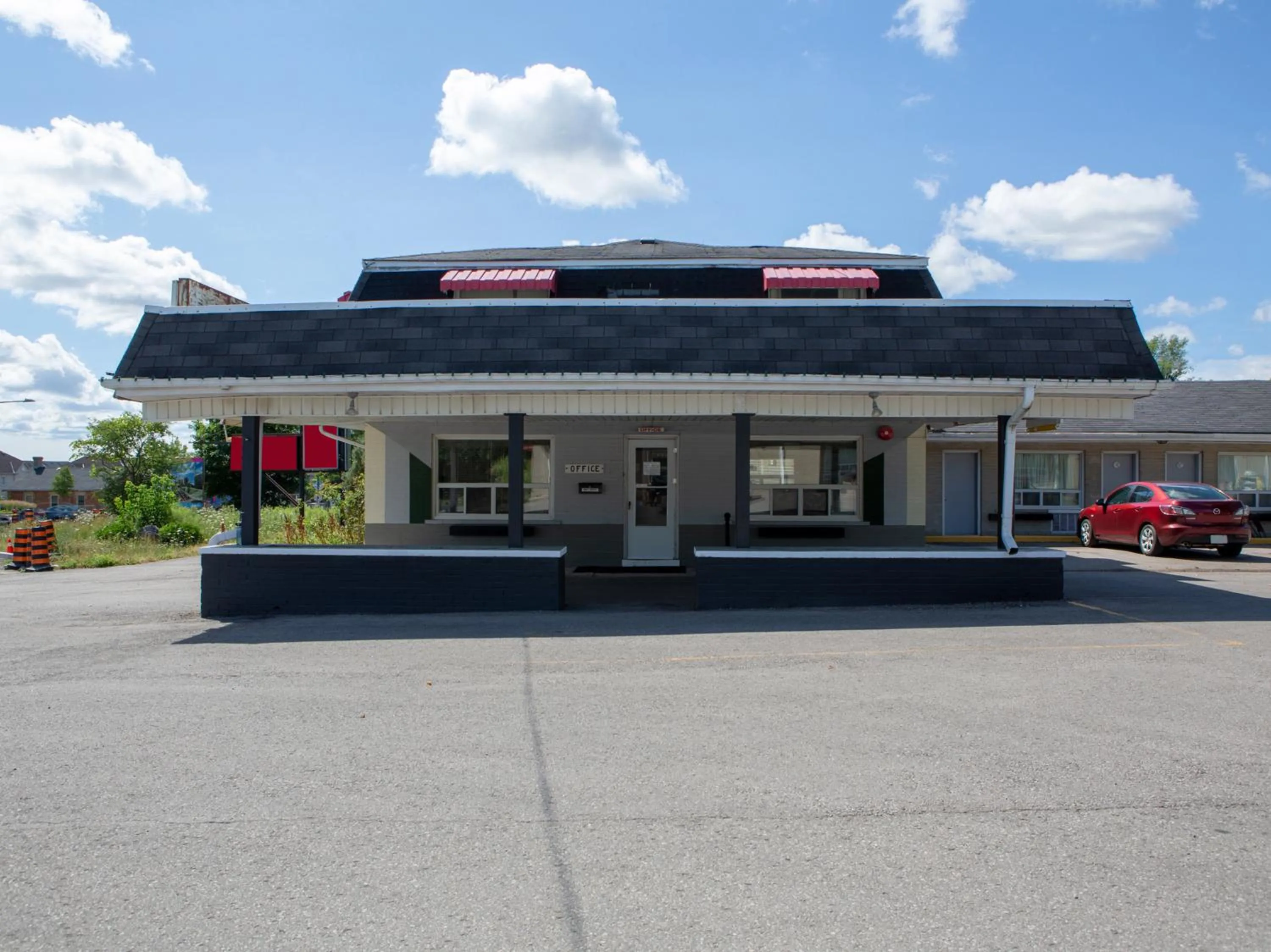 Facade/entrance in Hotel Richmond Hill Inn ON North