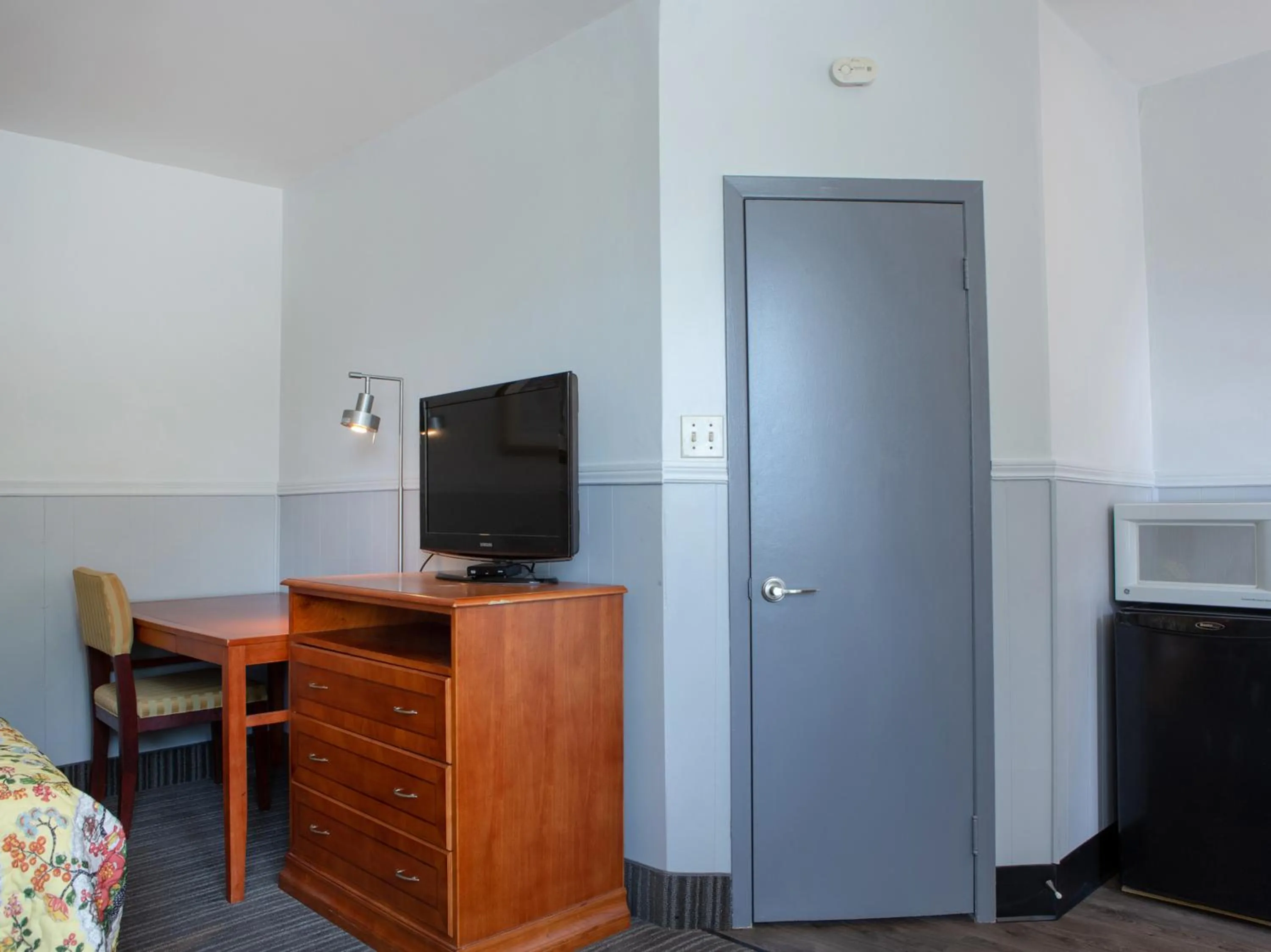 TV and multimedia in Hotel Richmond Hill Inn ON North