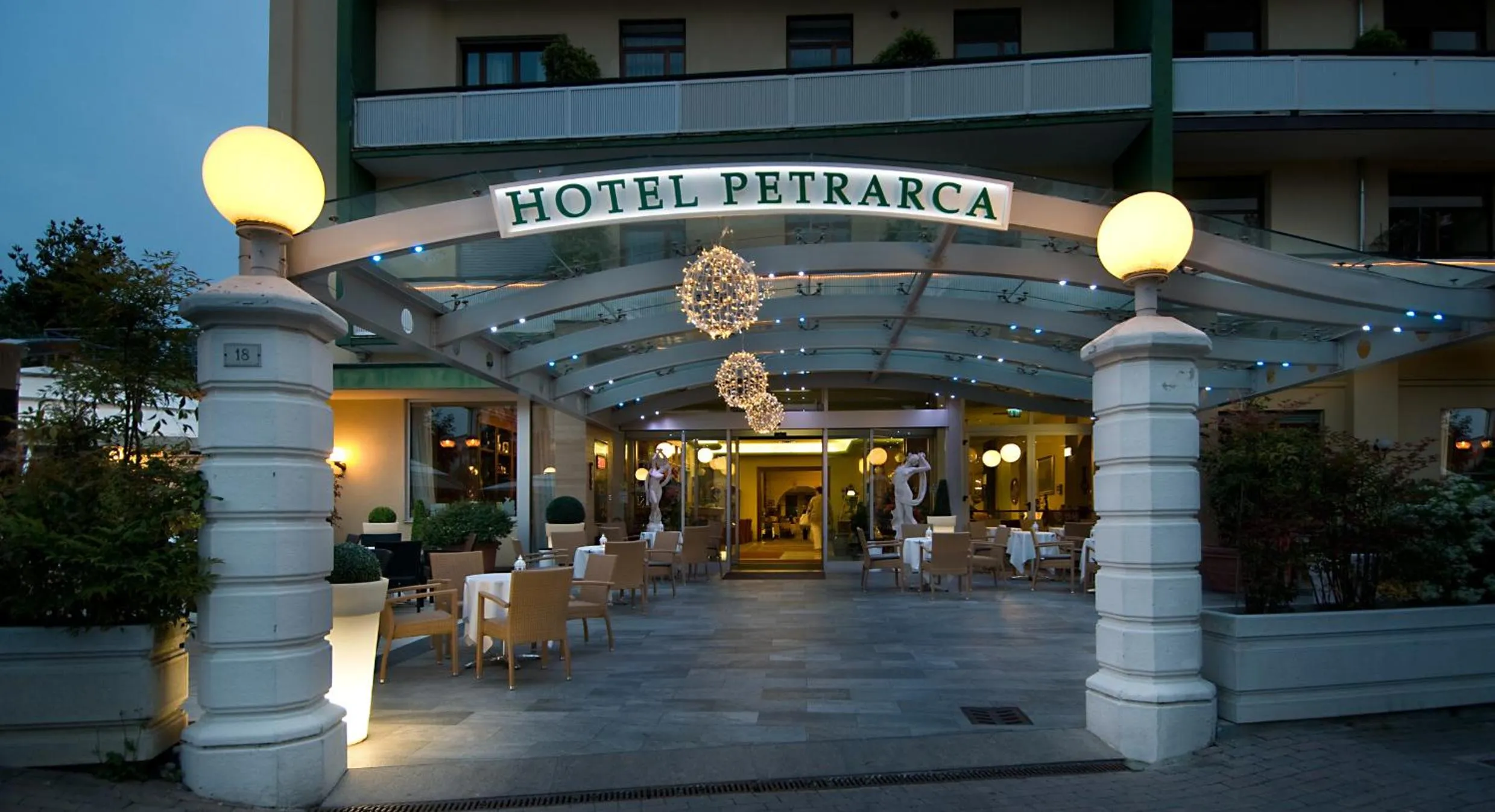 Facade/entrance in Hotel Petrarca Terme