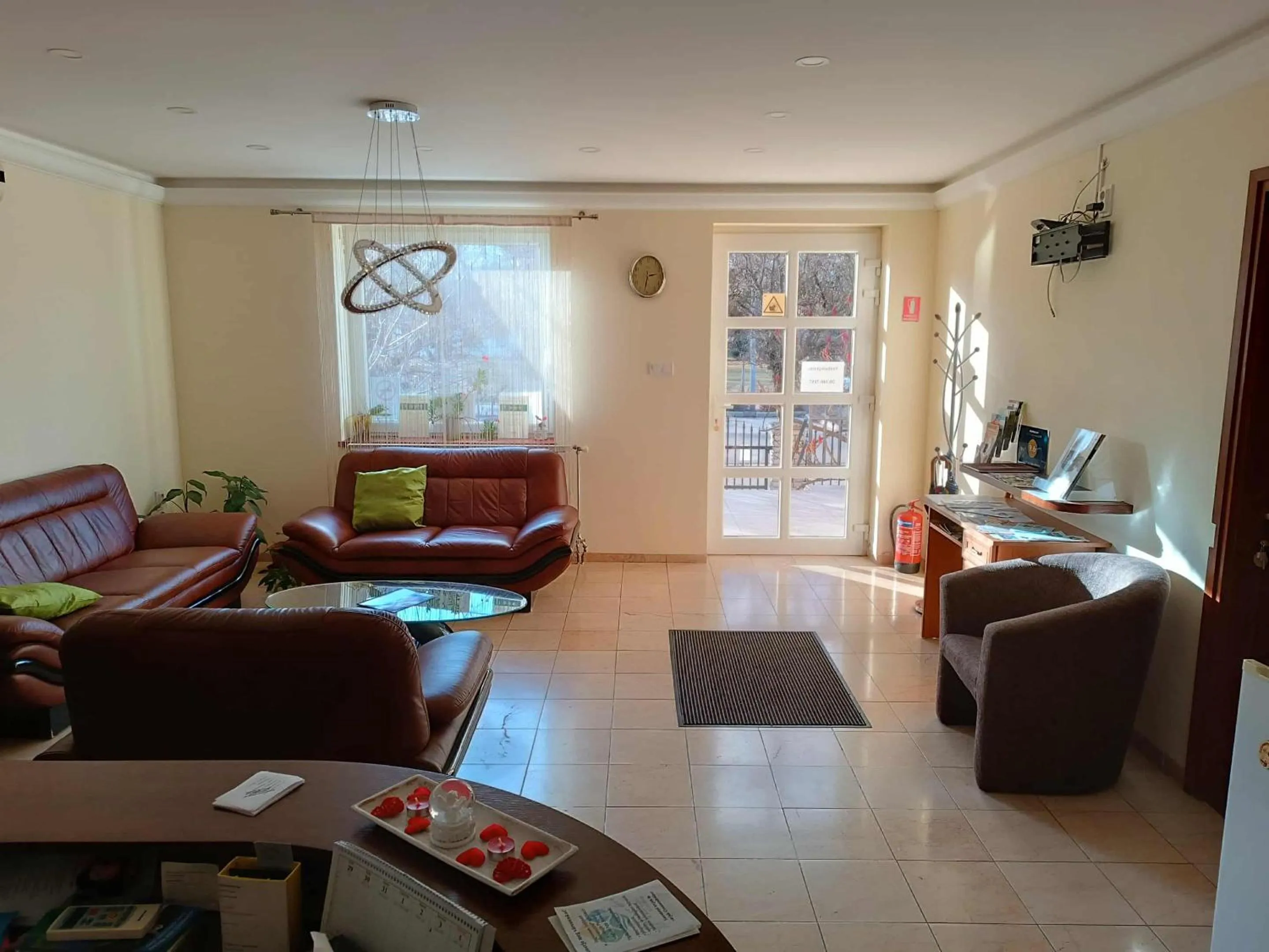 Communal lounge/ TV room in Szilvia Panzió Gyomaendrőd