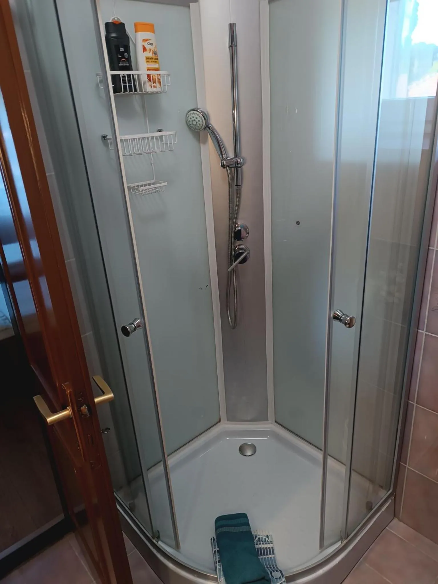 Shower in Szilvia Panzió Gyomaendrőd