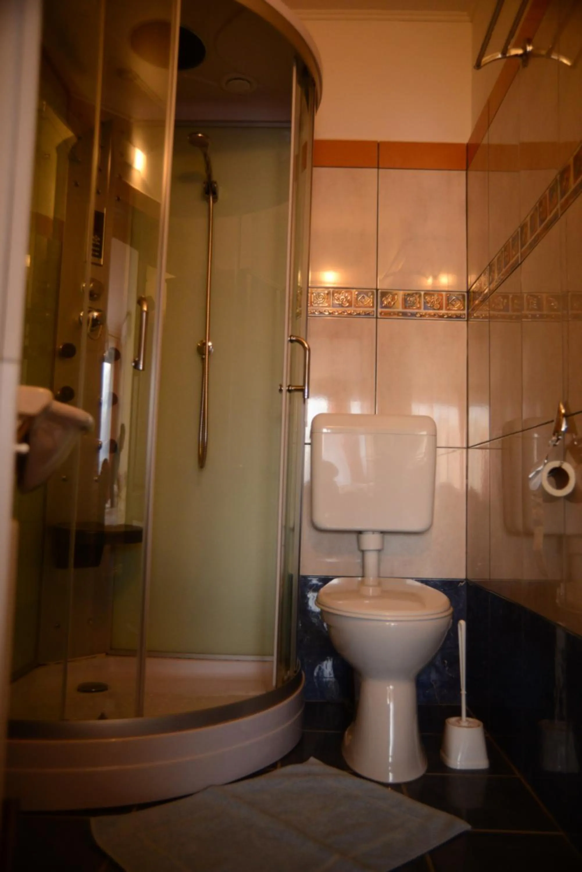 Shower in Szilvia Panzió Gyomaendrőd