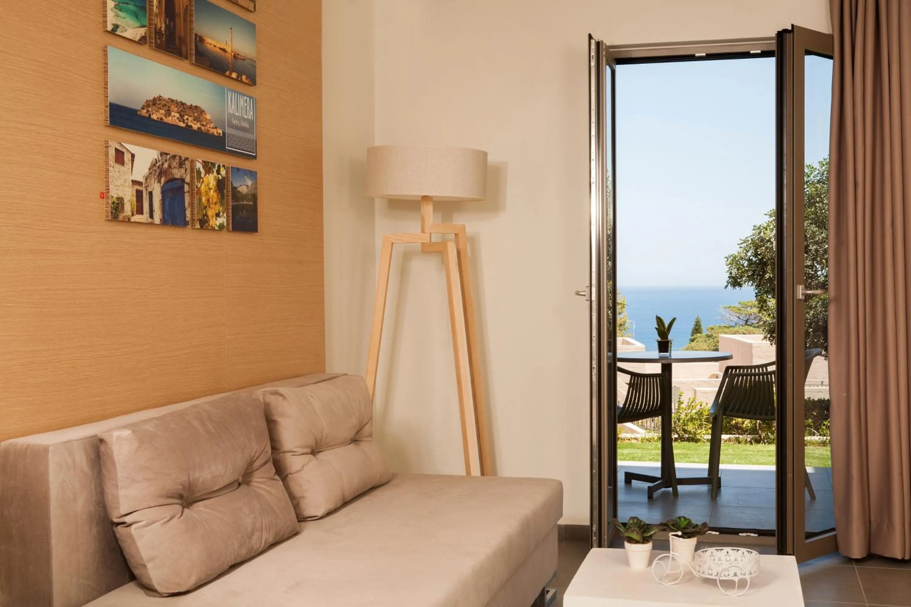 Living room in Sundance Apartments & Suites