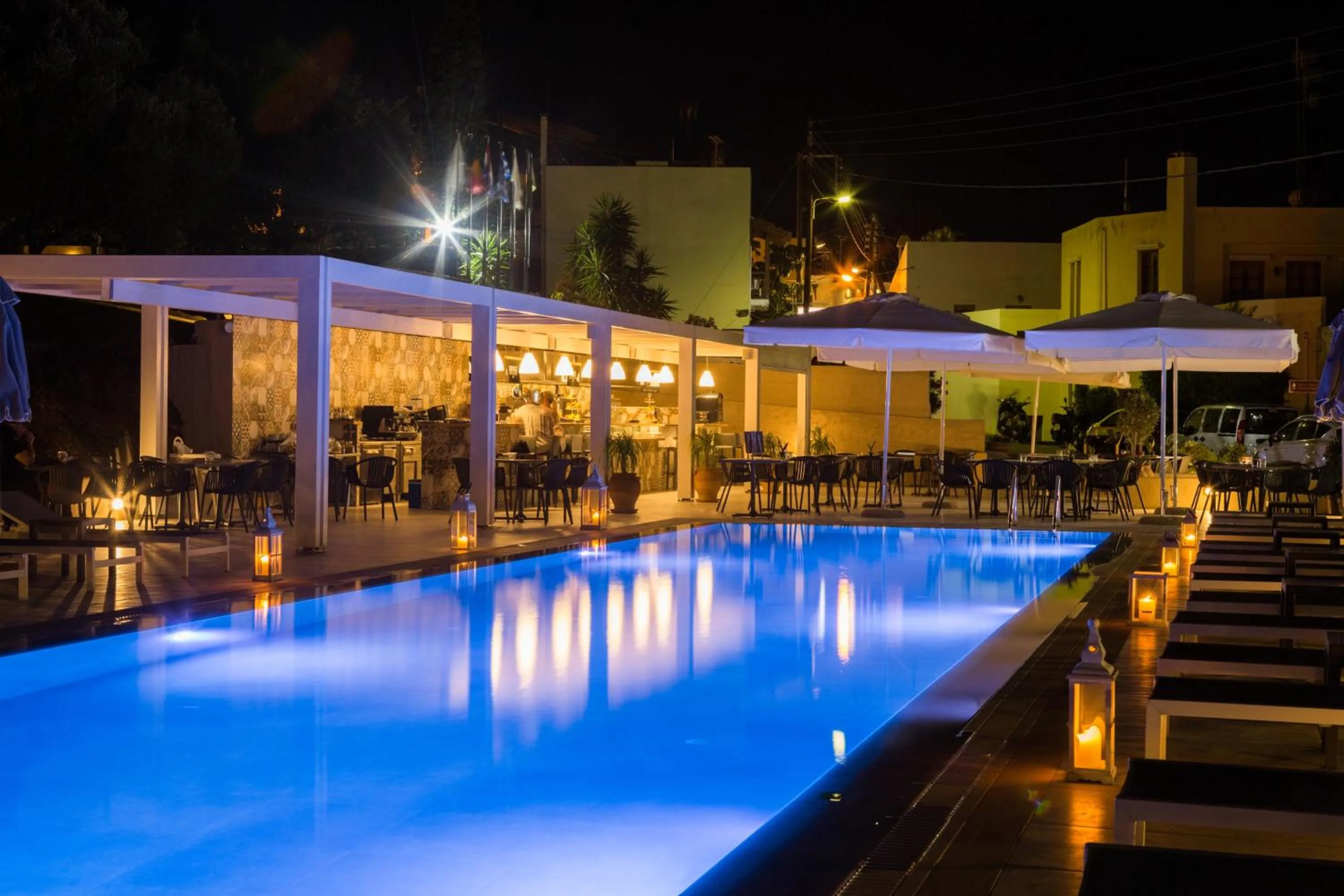 Swimming pool in Sundance Apartments & Suites