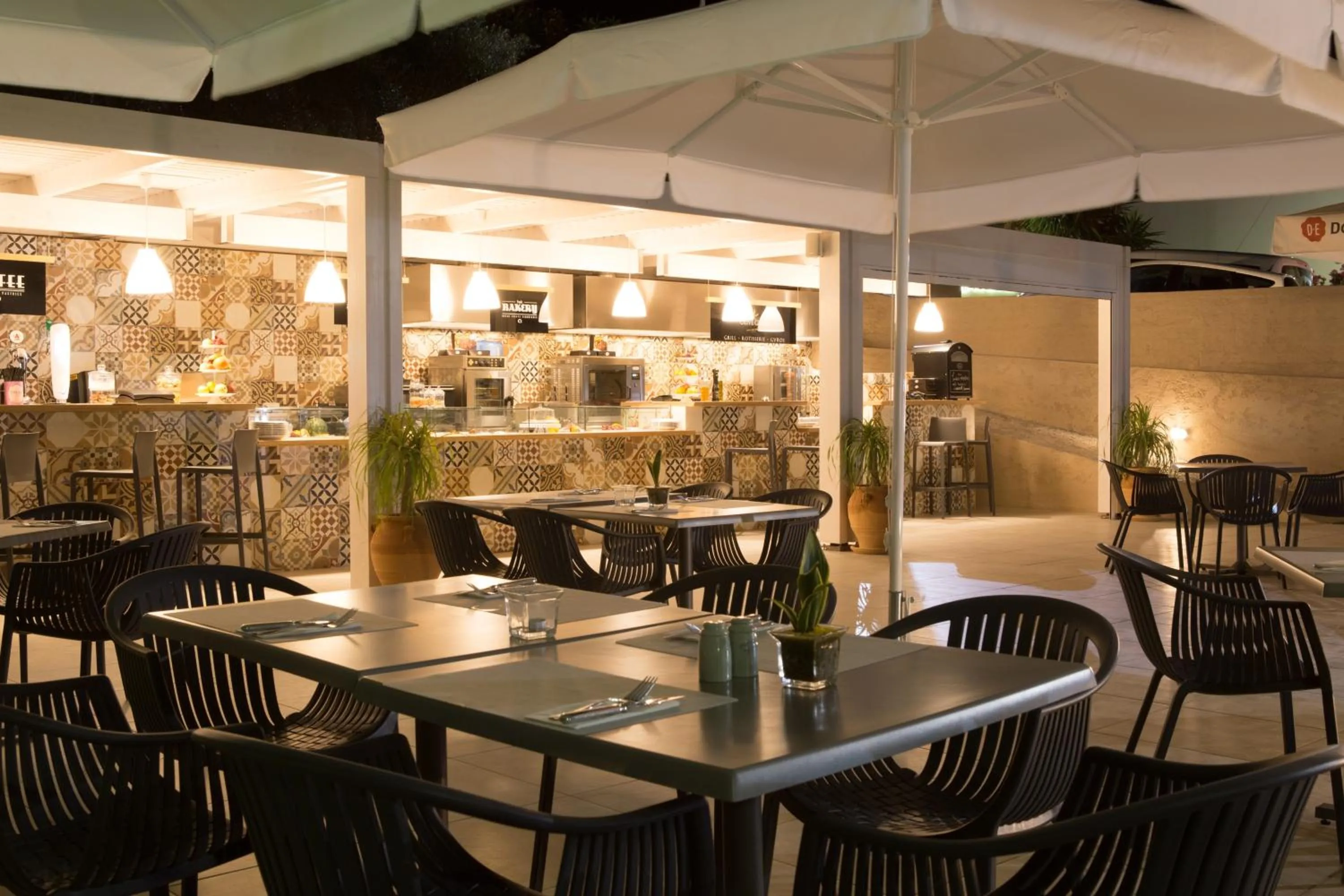 Buffet breakfast in Sundance Apartments & Suites