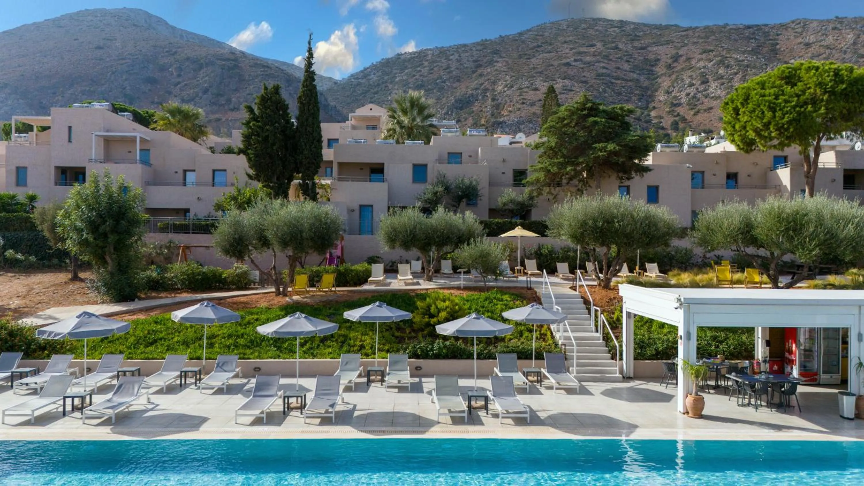 Swimming pool in Sundance Apartments & Suites