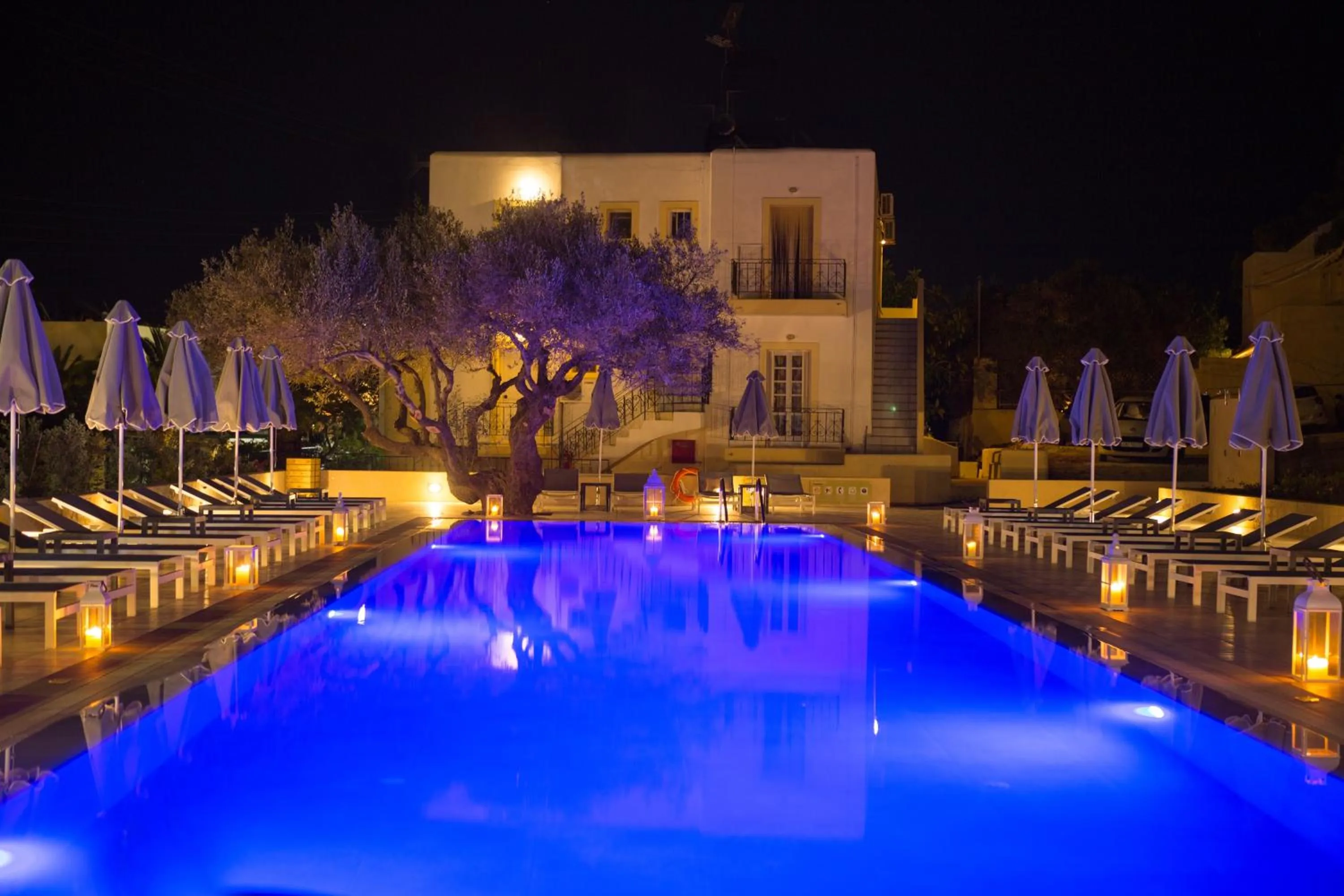 Swimming pool in Sundance Apartments & Suites