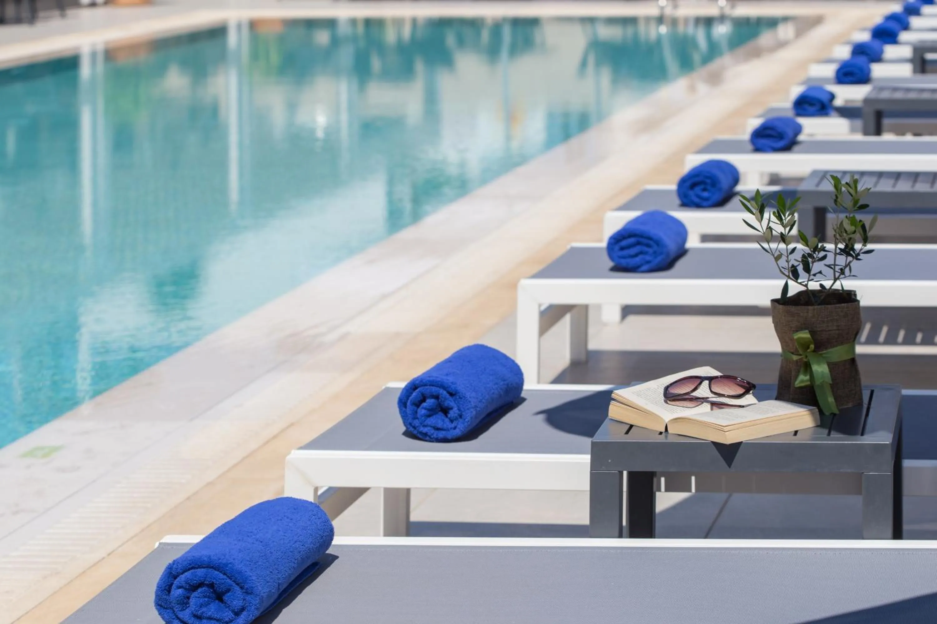 Swimming pool in Sundance Apartments & Suites