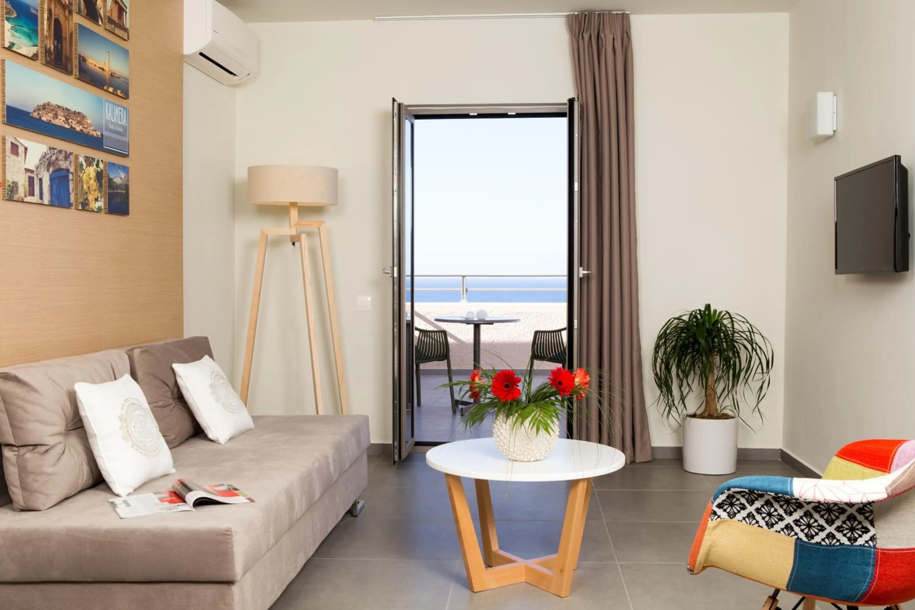 Living room in Sundance Apartments & Suites