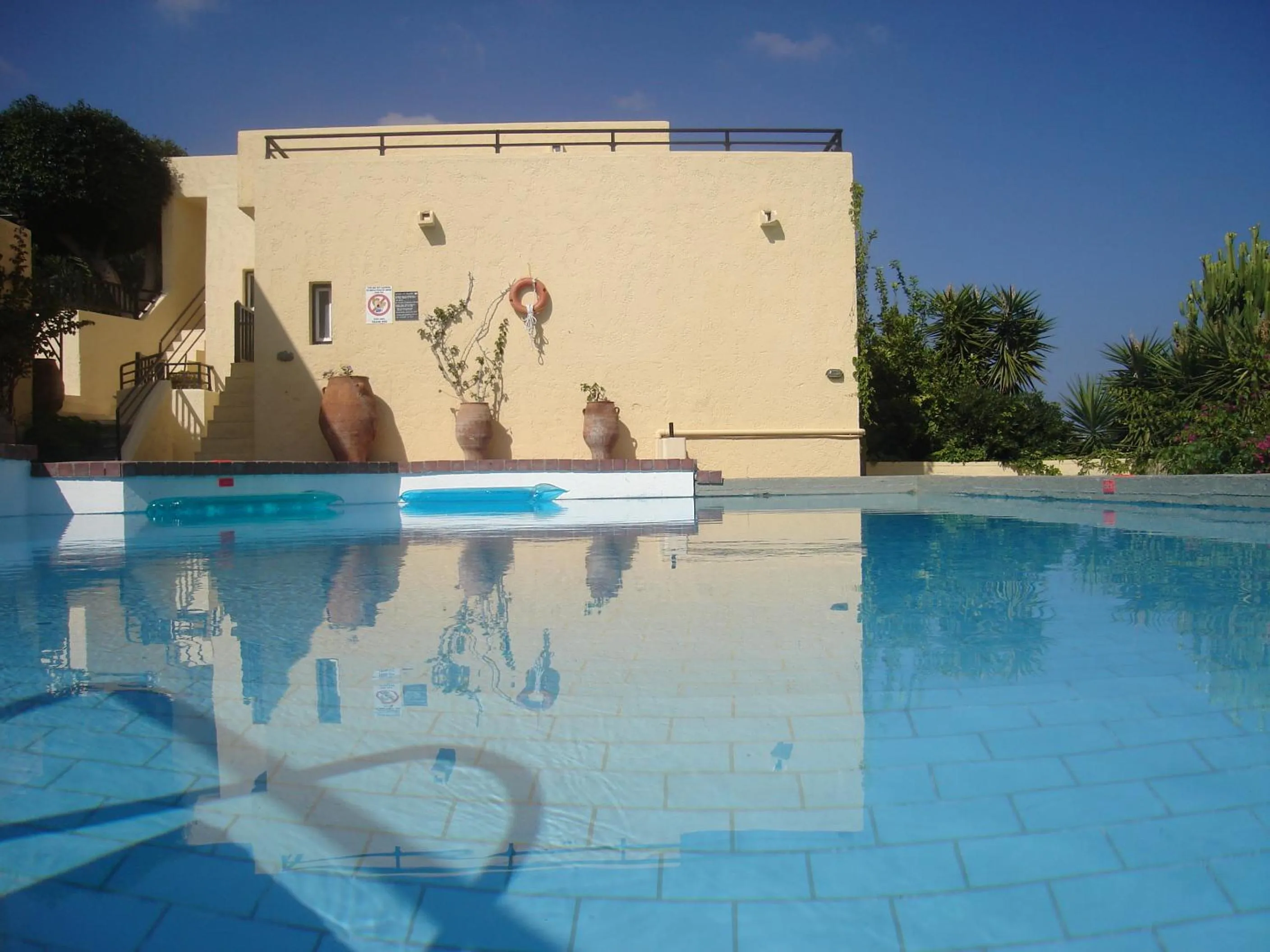 Swimming pool in Sundance Apartments & Suites