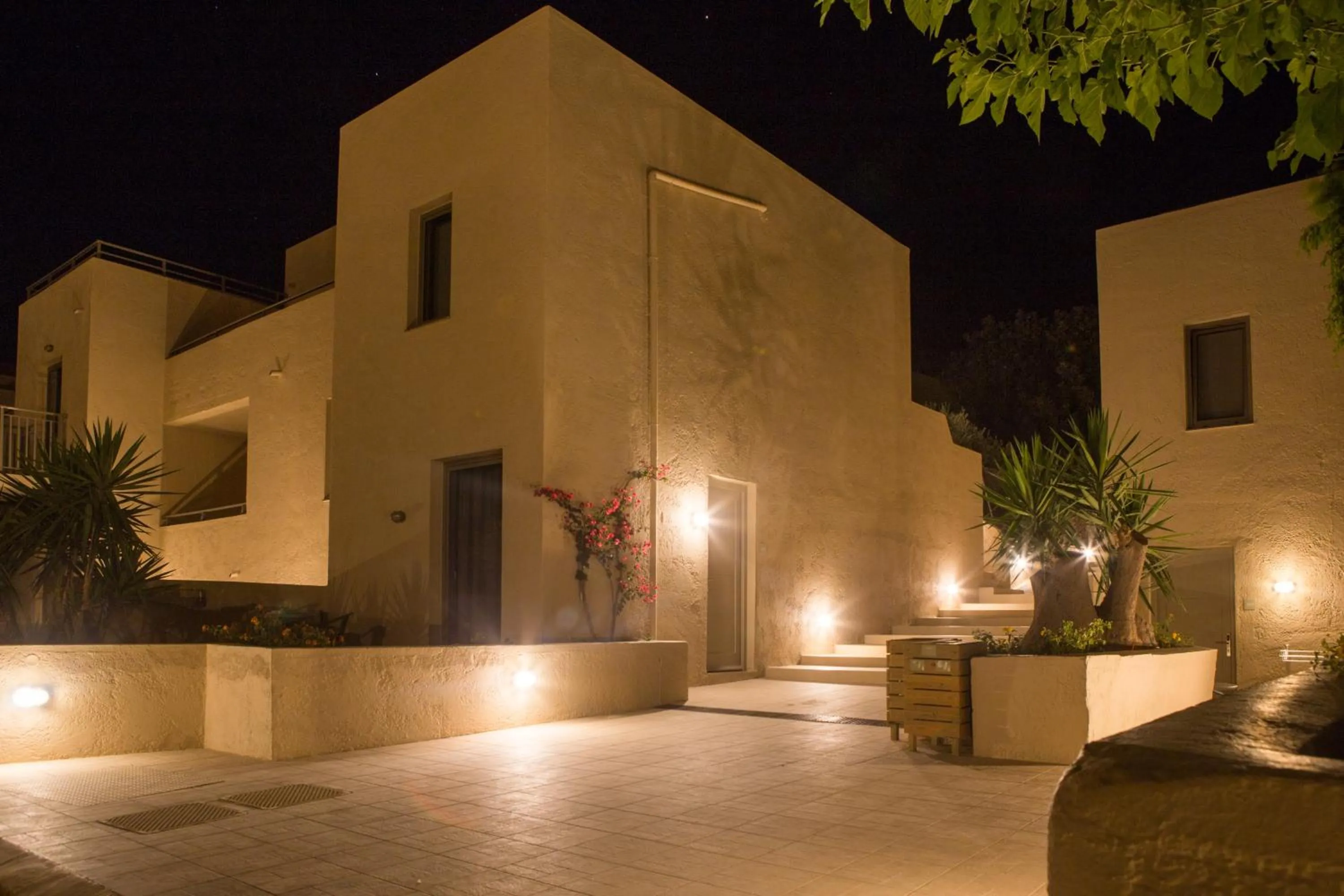 Night in Sundance Apartments & Suites