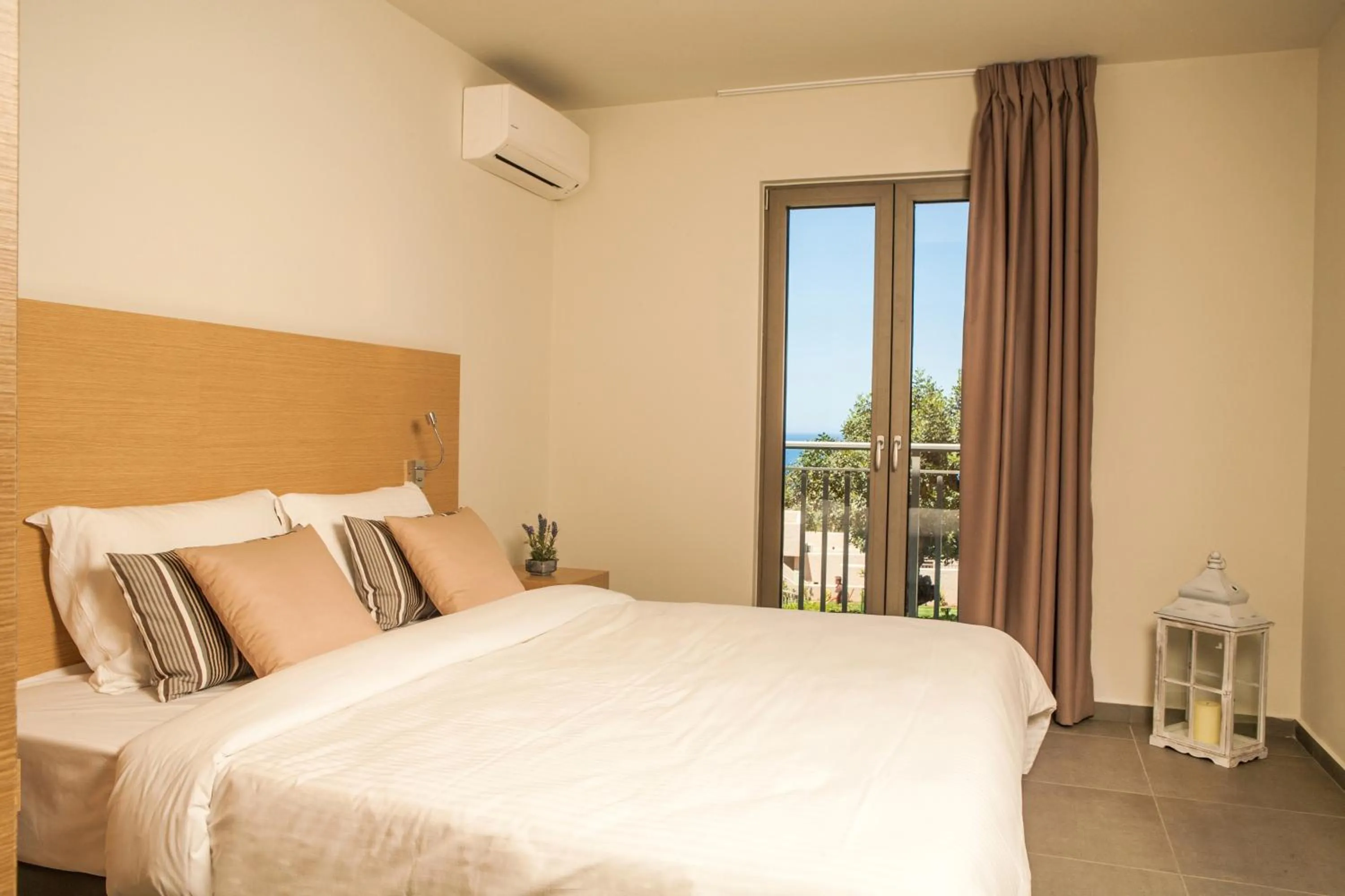 Bedroom, Bed in Sundance Apartments & Suites