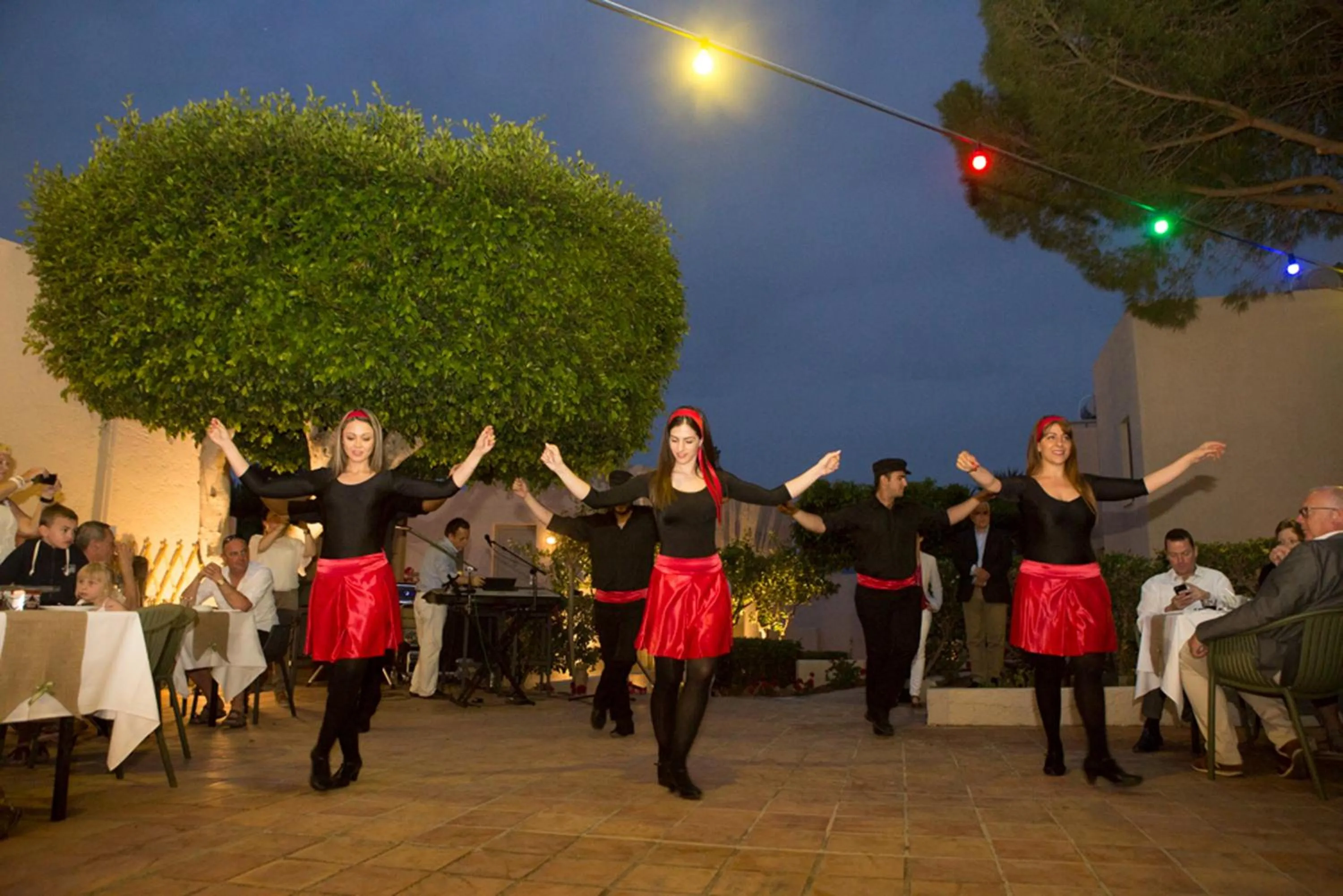 Evening entertainment in Sundance Apartments & Suites