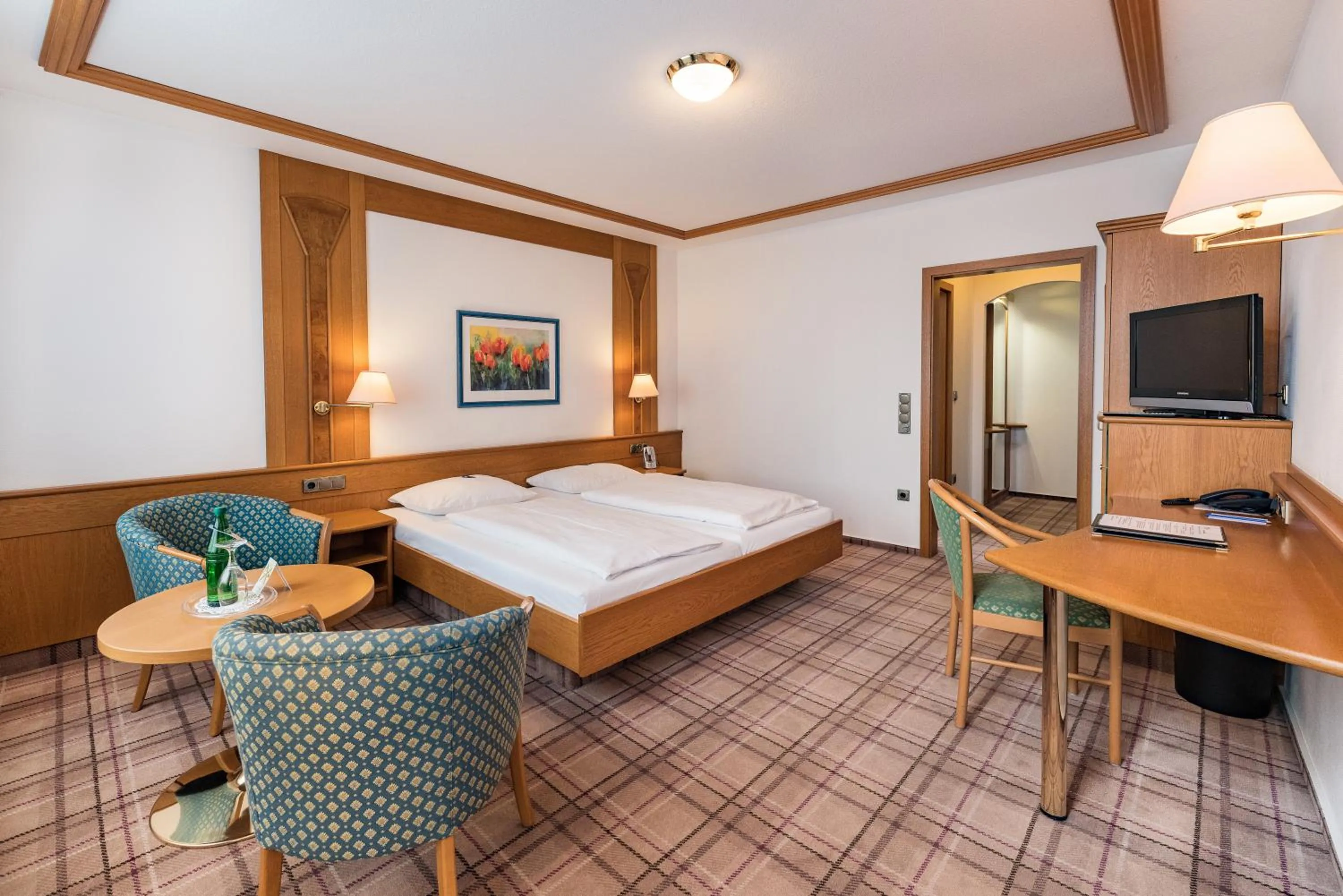 Photo of the whole room, Bed in Göbels Hotel zum Löwen