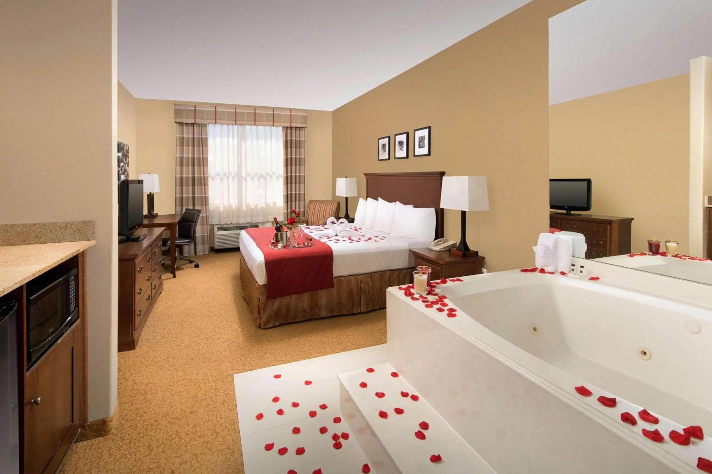 Bedroom, Bed in Country Inn & Suites by Radisson, Houston Intercontinental Airport East, TX