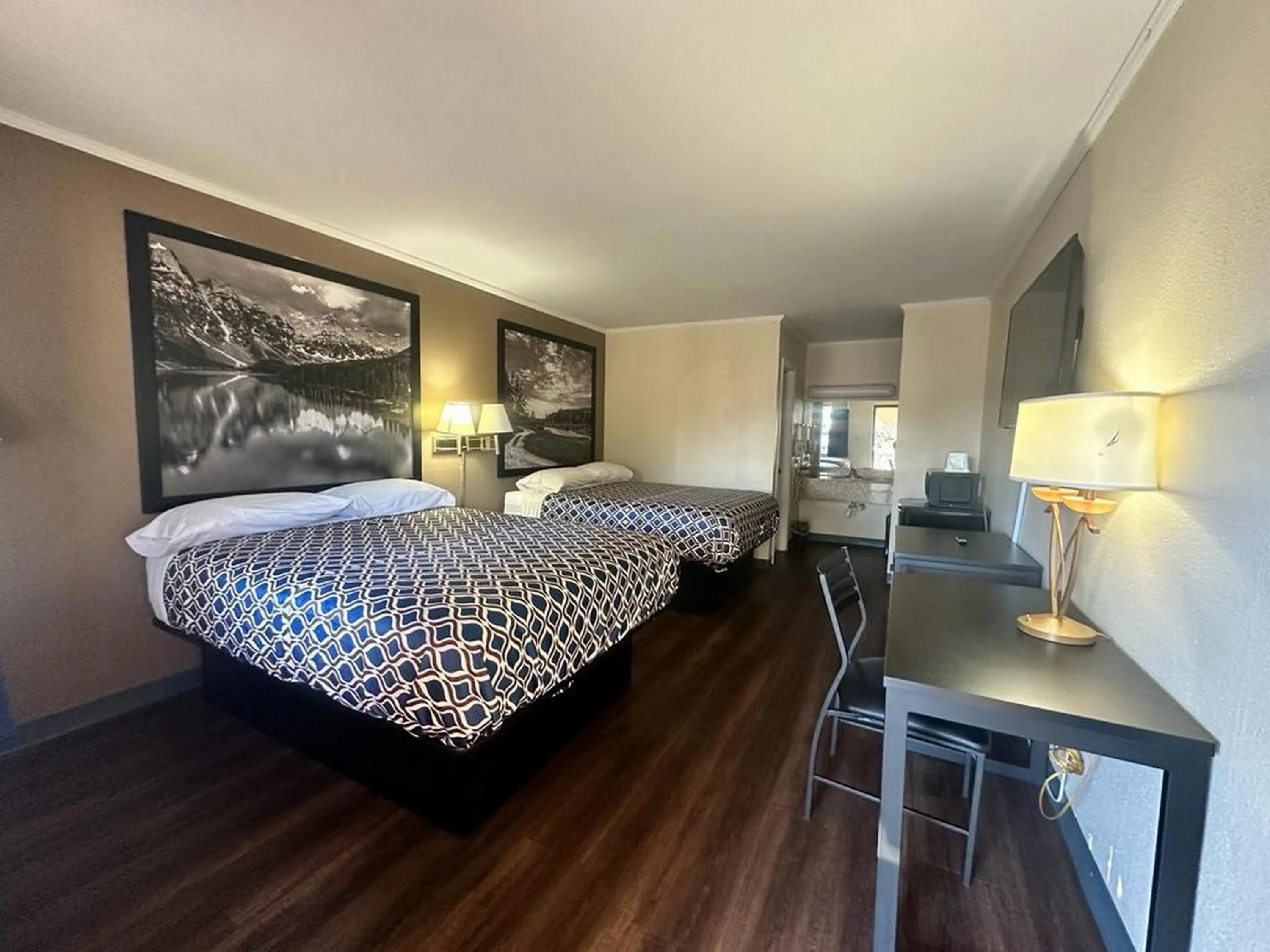 Photo of the whole room, Bed in Loyalty Inn Rockingham