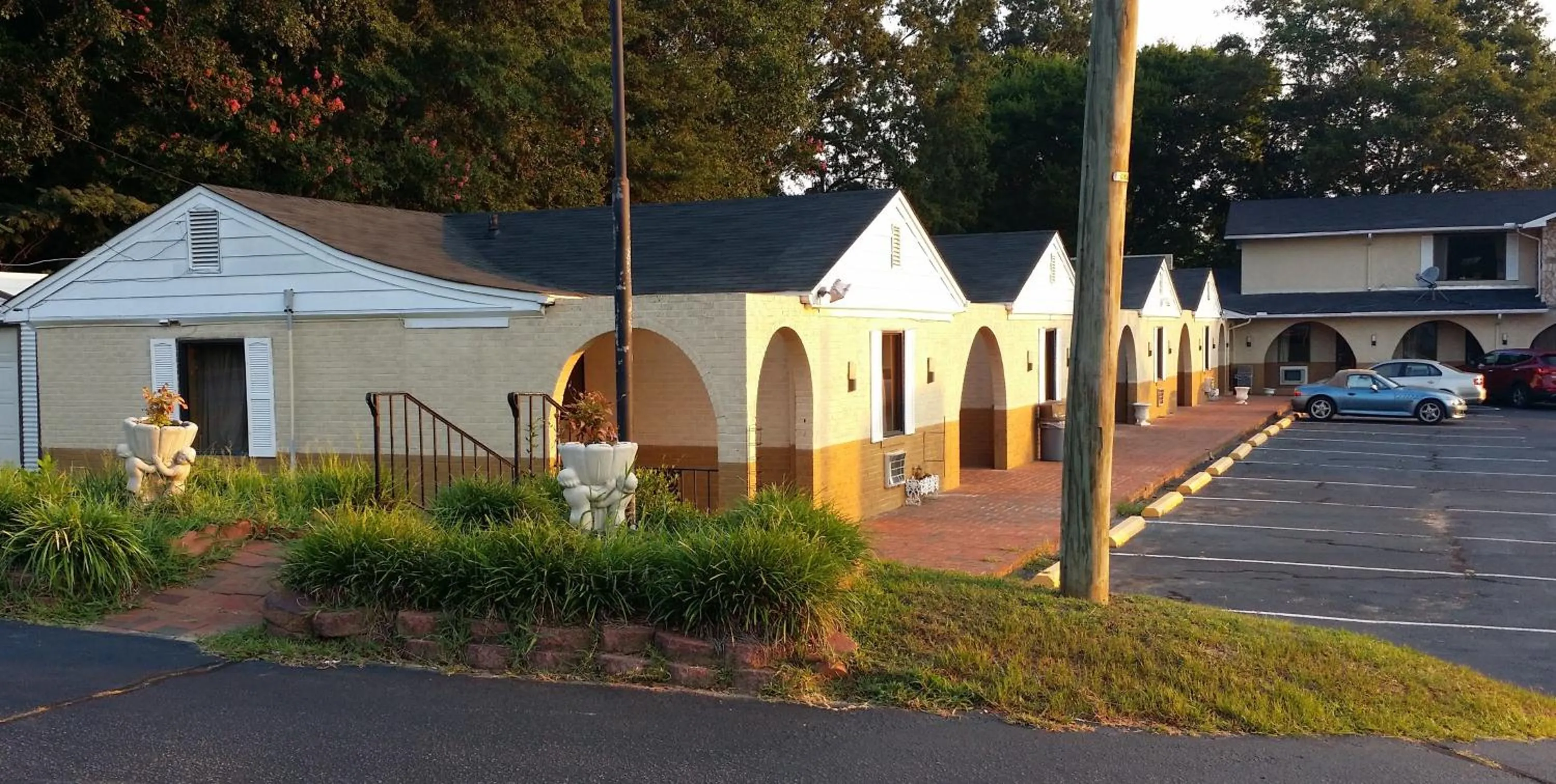 Property building in Loyalty Inn Rockingham