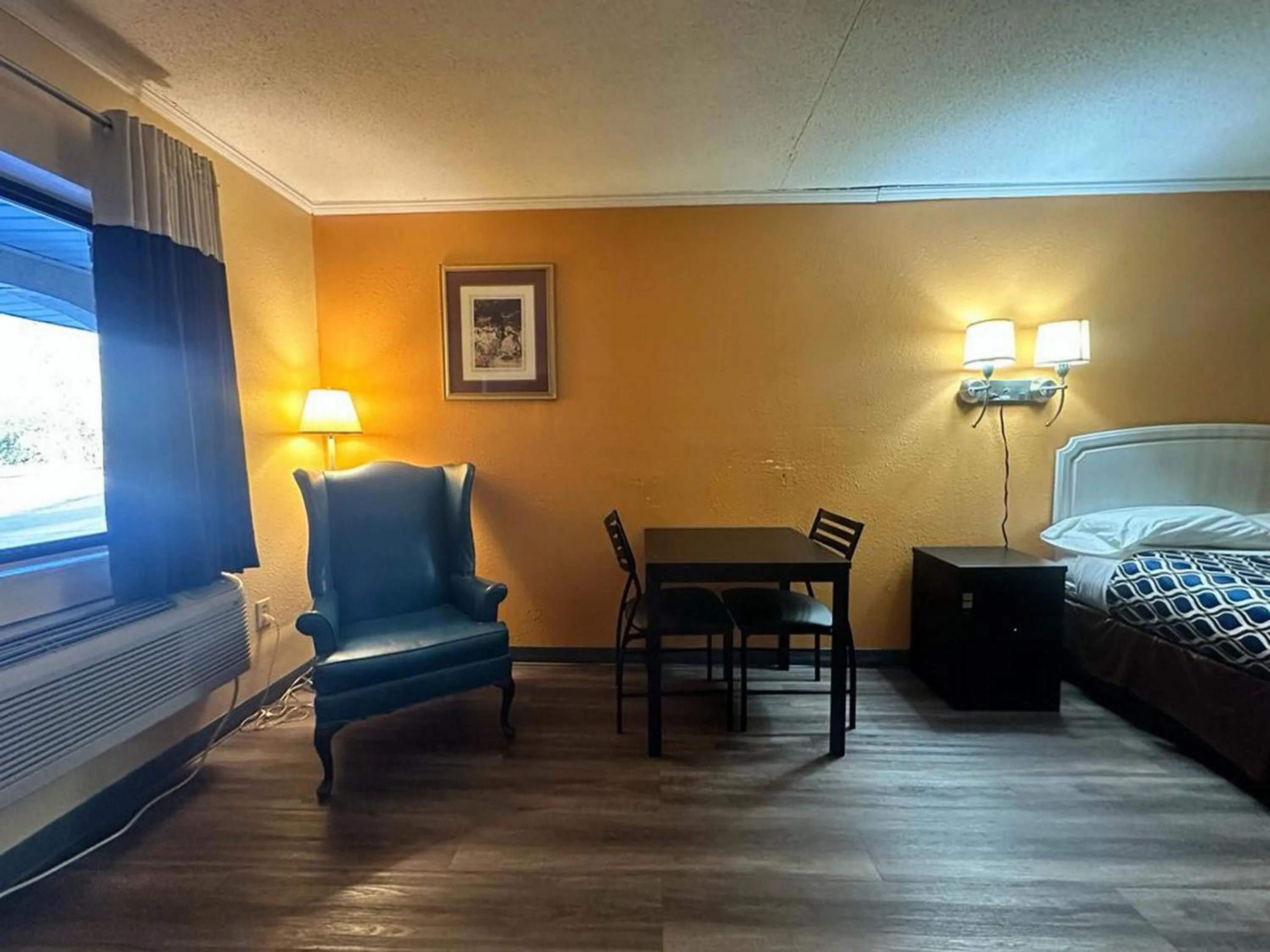 Seating area, Bed in Loyalty Inn Rockingham