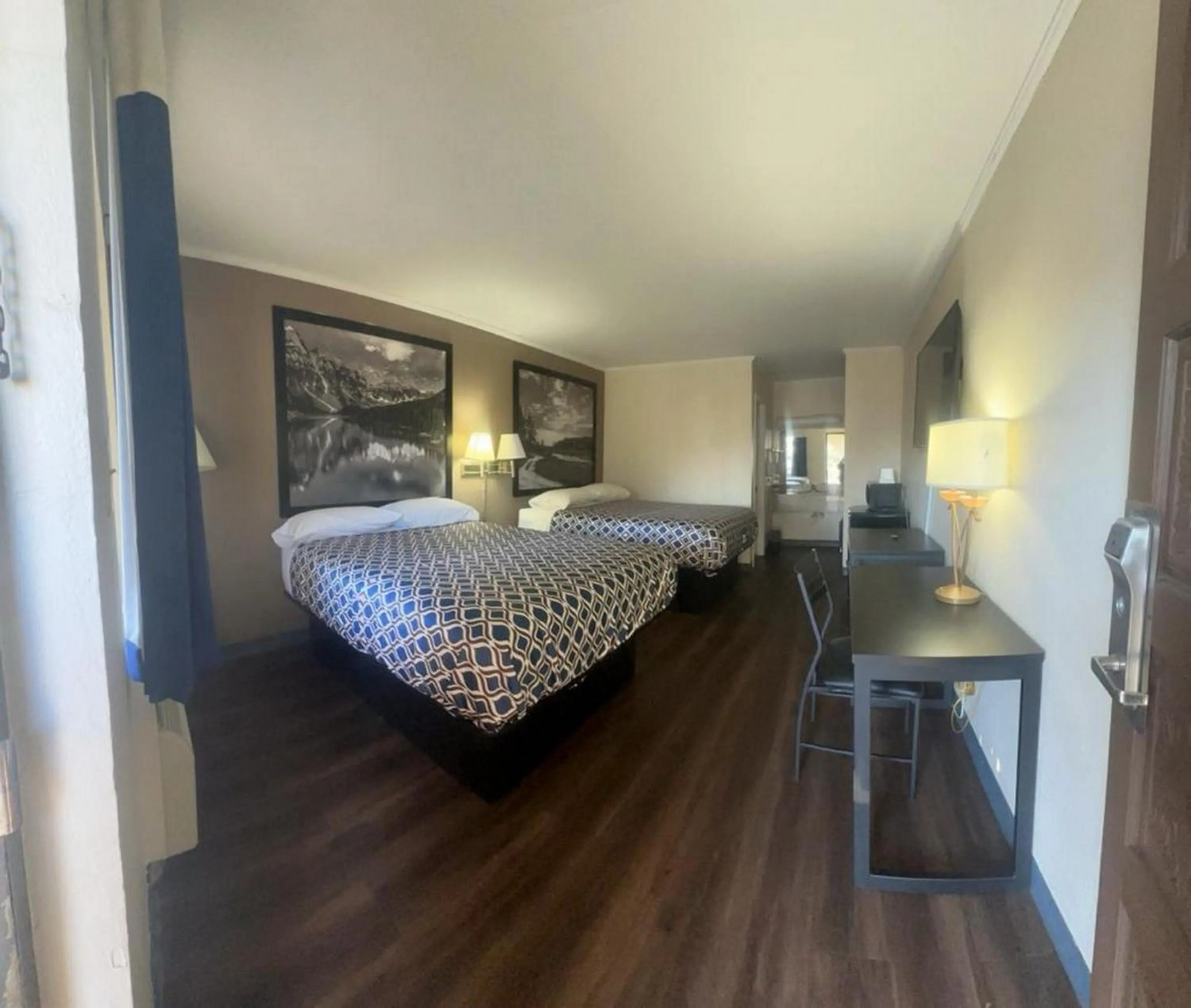 TV and multimedia, Bed in Loyalty Inn Rockingham