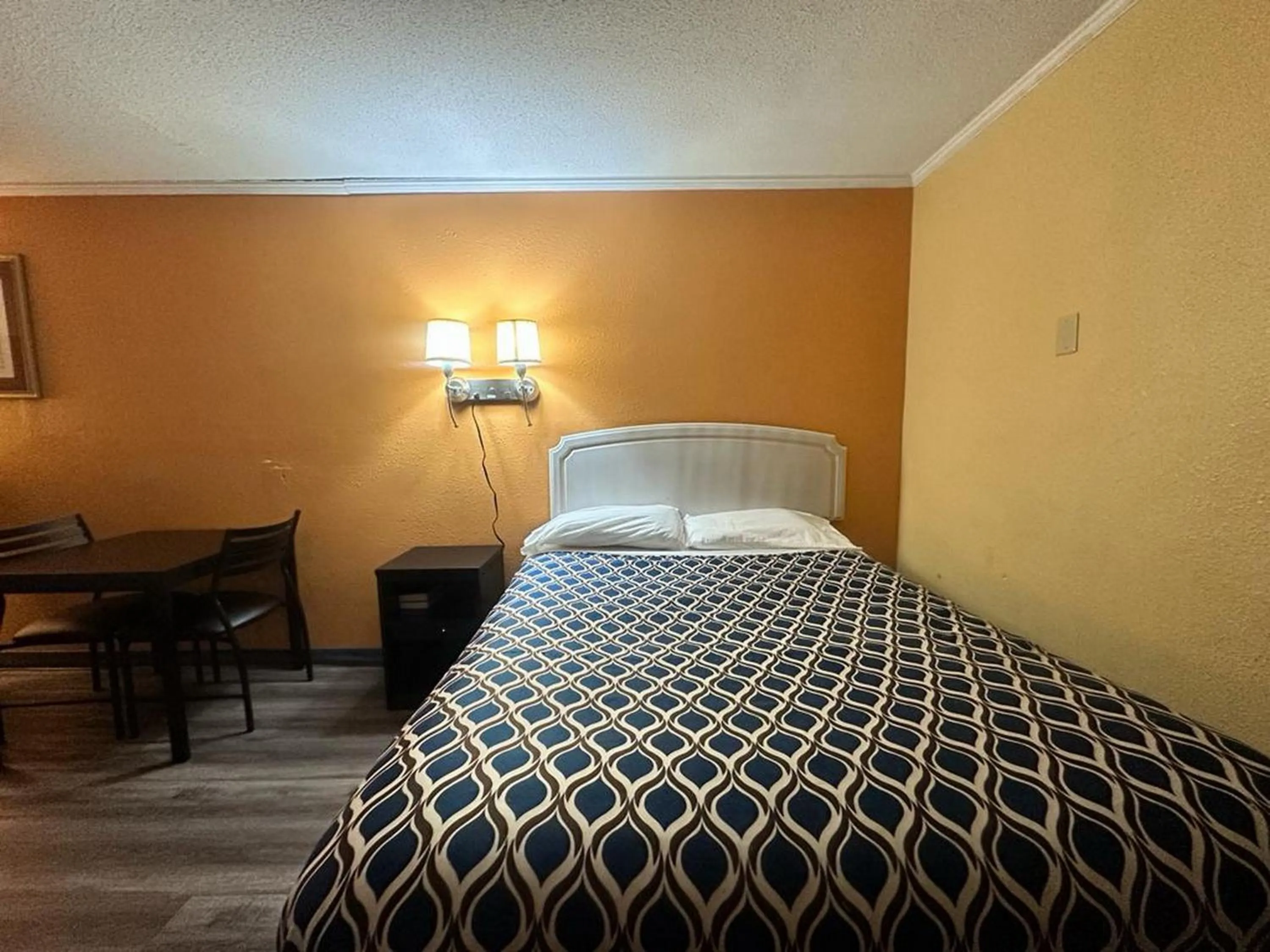 Bed in Loyalty Inn Rockingham