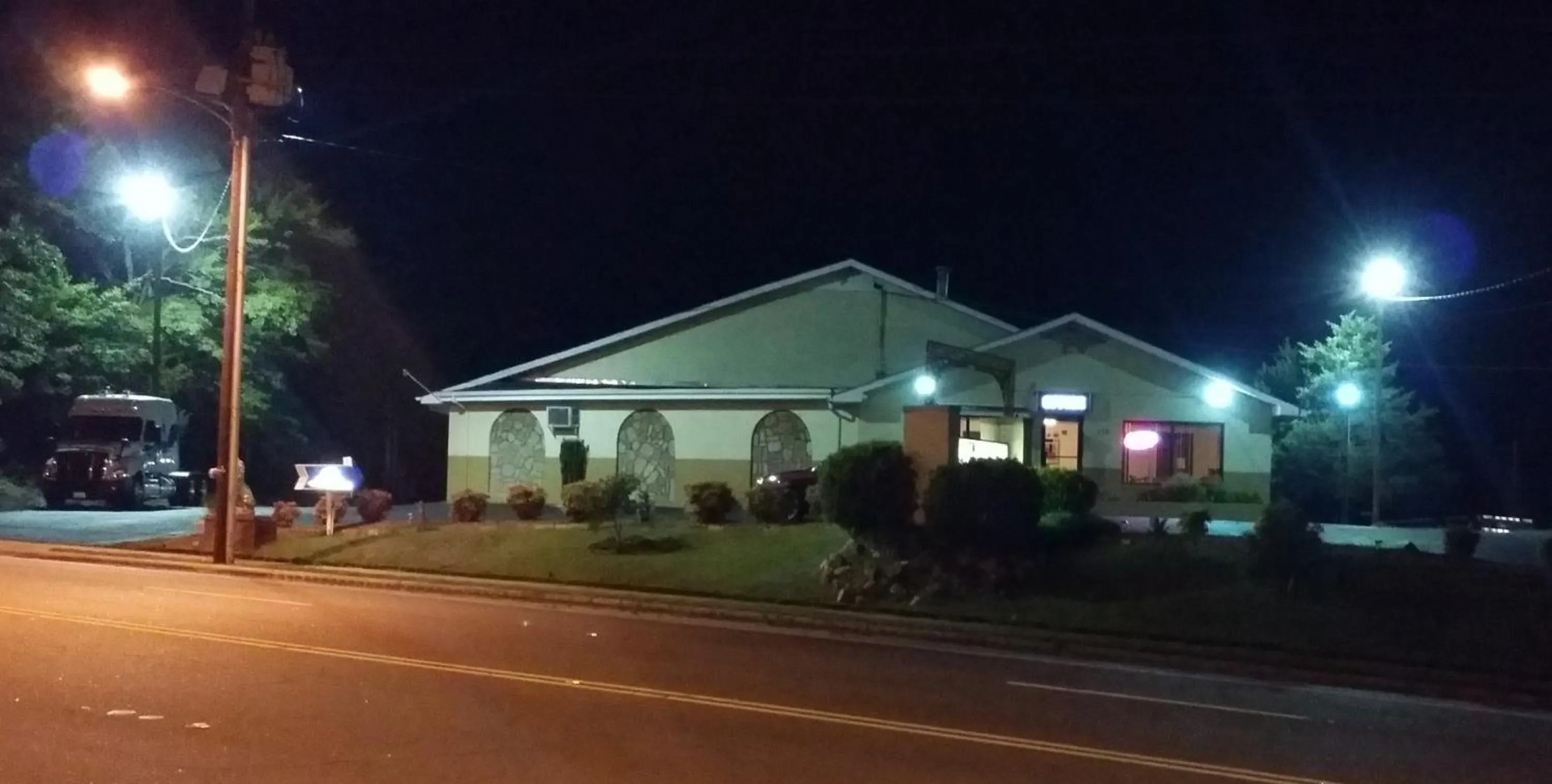Facade/entrance in Loyalty Inn Rockingham