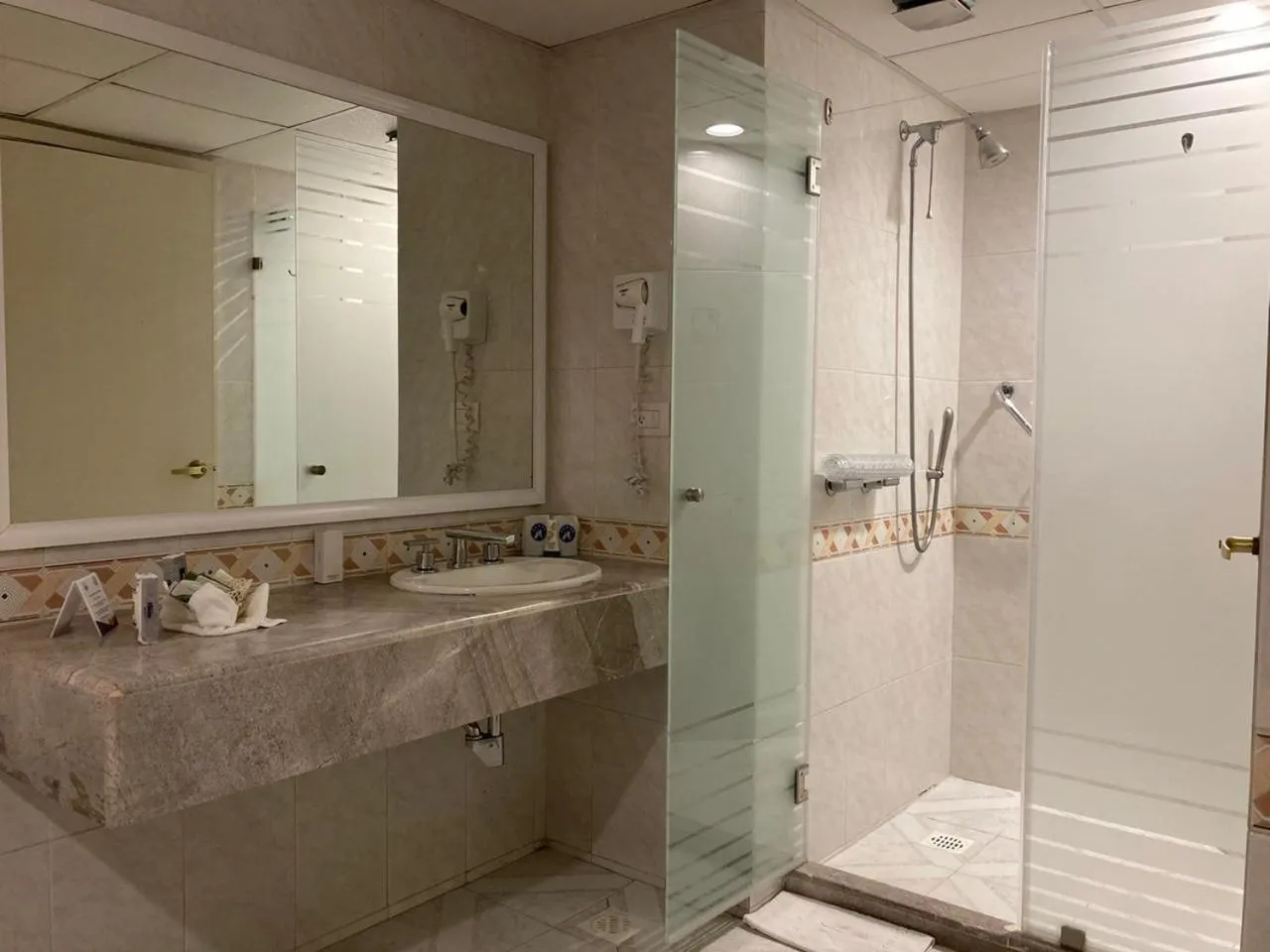 Shower in Hotel Mirage - Centro Histórico de Querétaro