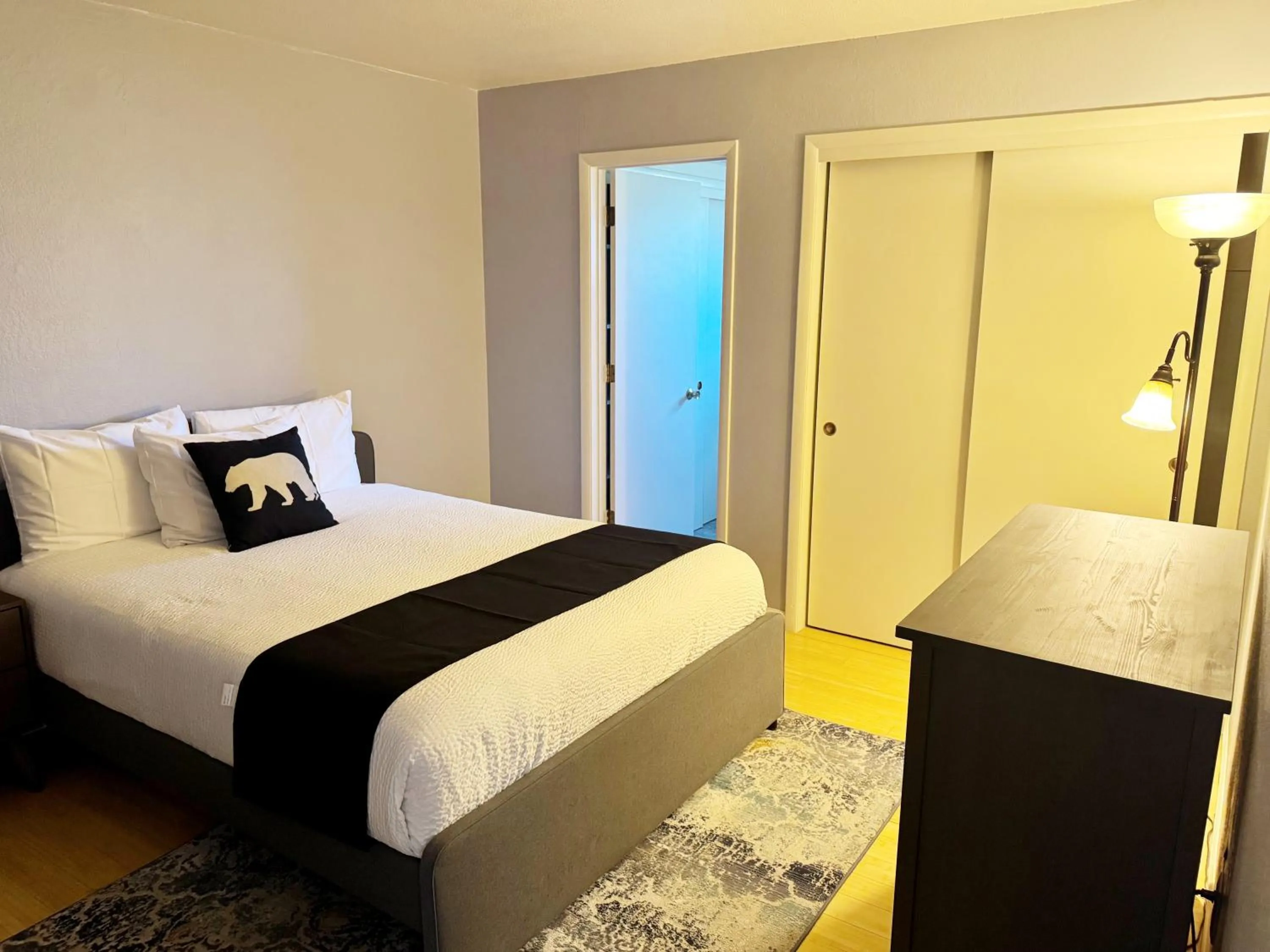 Bedroom, Bed in The Jeffrey Hotel